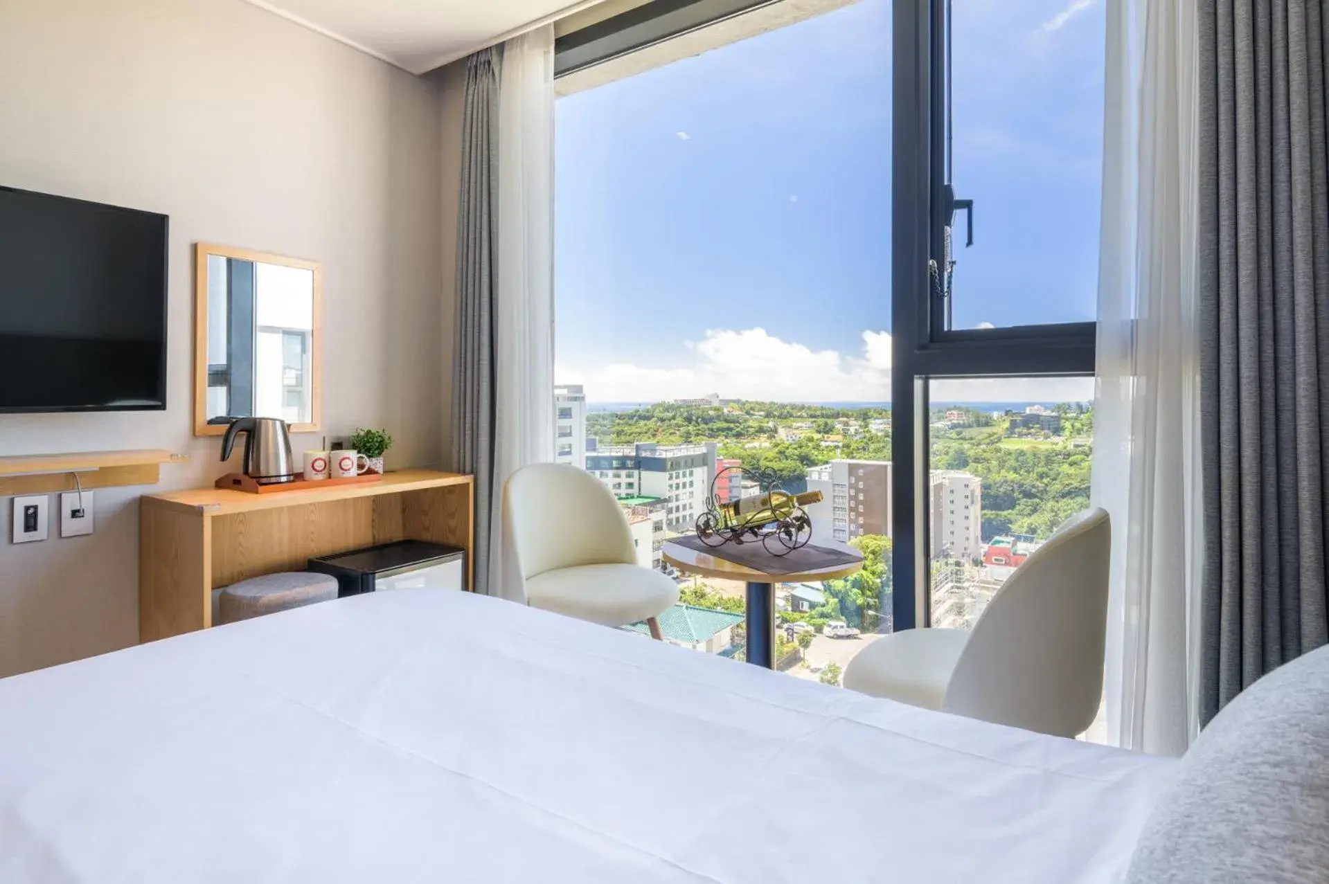 Seating area, Bed in Shin Shin Hotel Cheonjiyeon Seating area, Bed in Shin Shin Hotel Cheonjiyeon