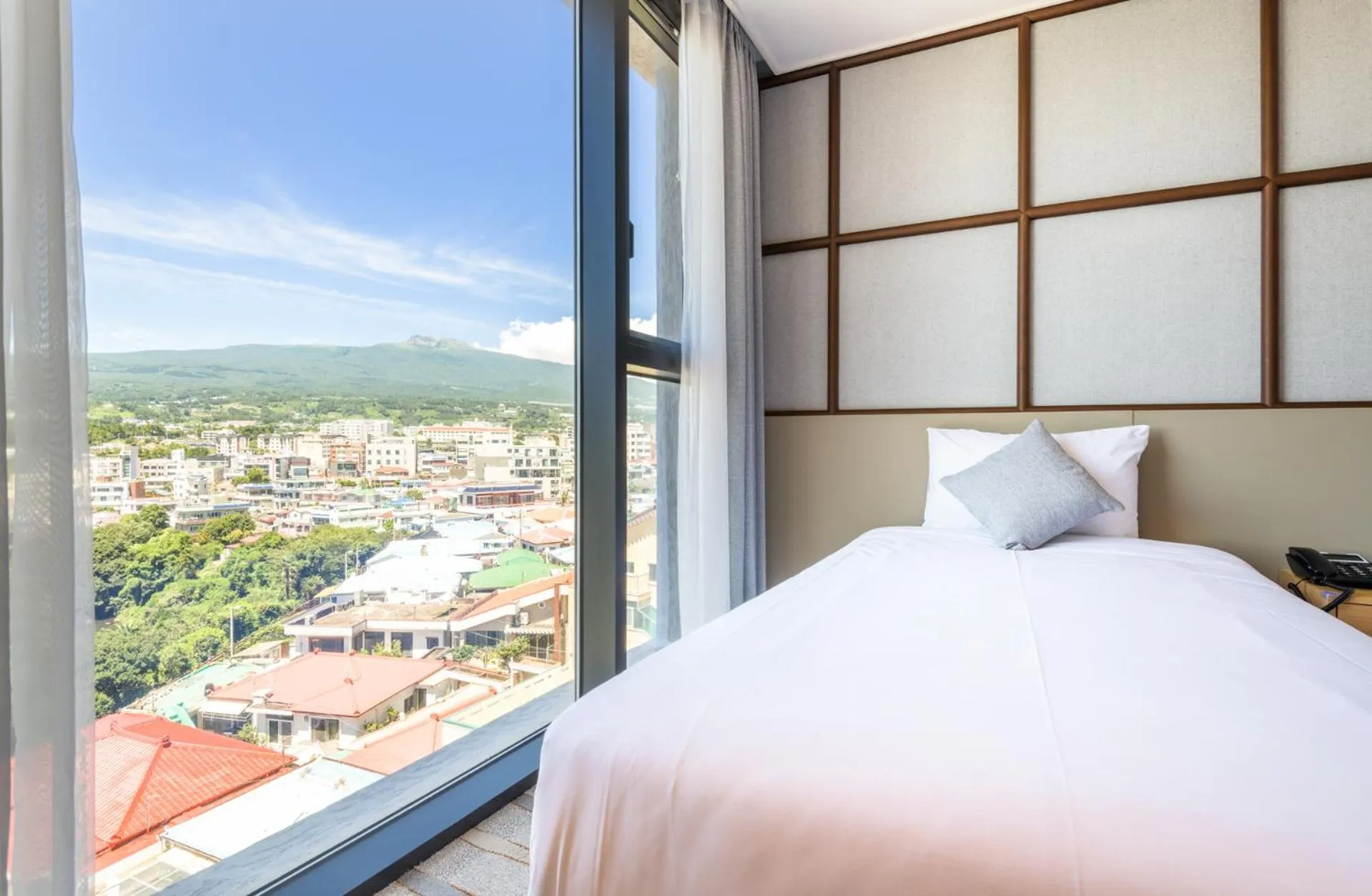 Mountain view, Bed in Shin Shin Hotel Cheonjiyeon