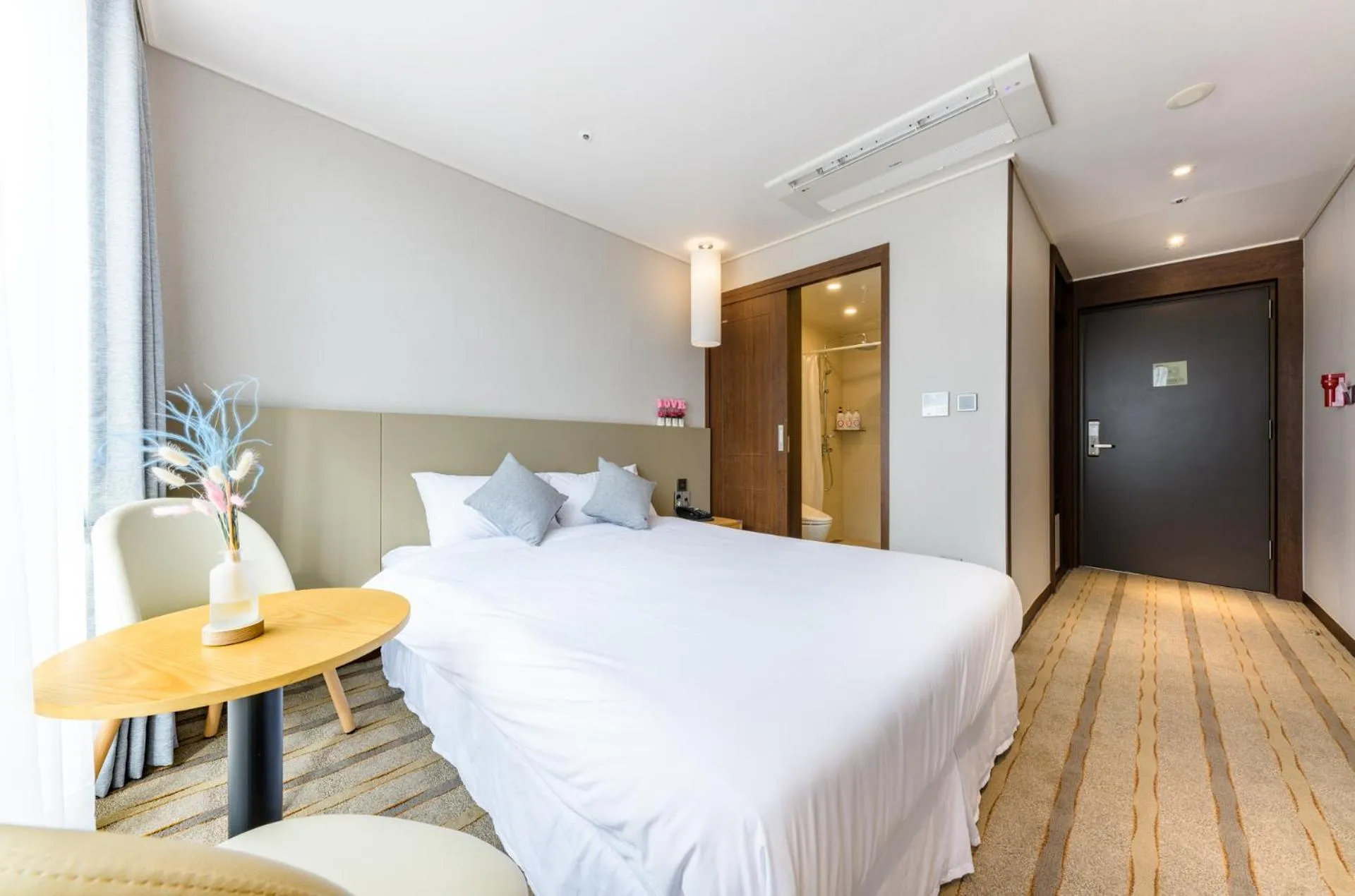 Bedroom, Bed in Shin Shin Hotel Cheonjiyeon