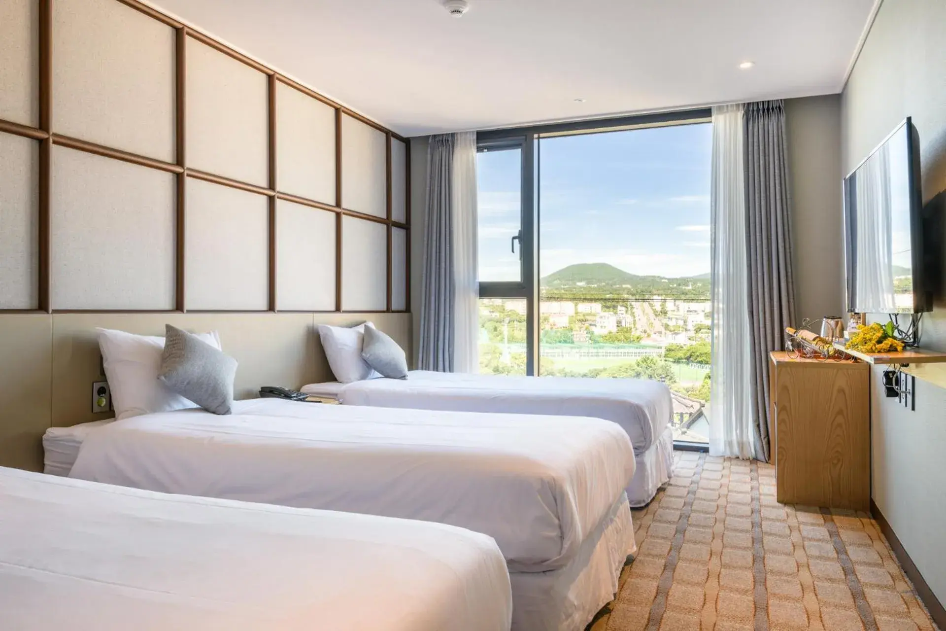 Triple Room with City View in Shin Shin Hotel Cheonjiyeon Triple Room with City View in Shin Shin Hotel Cheonjiyeon