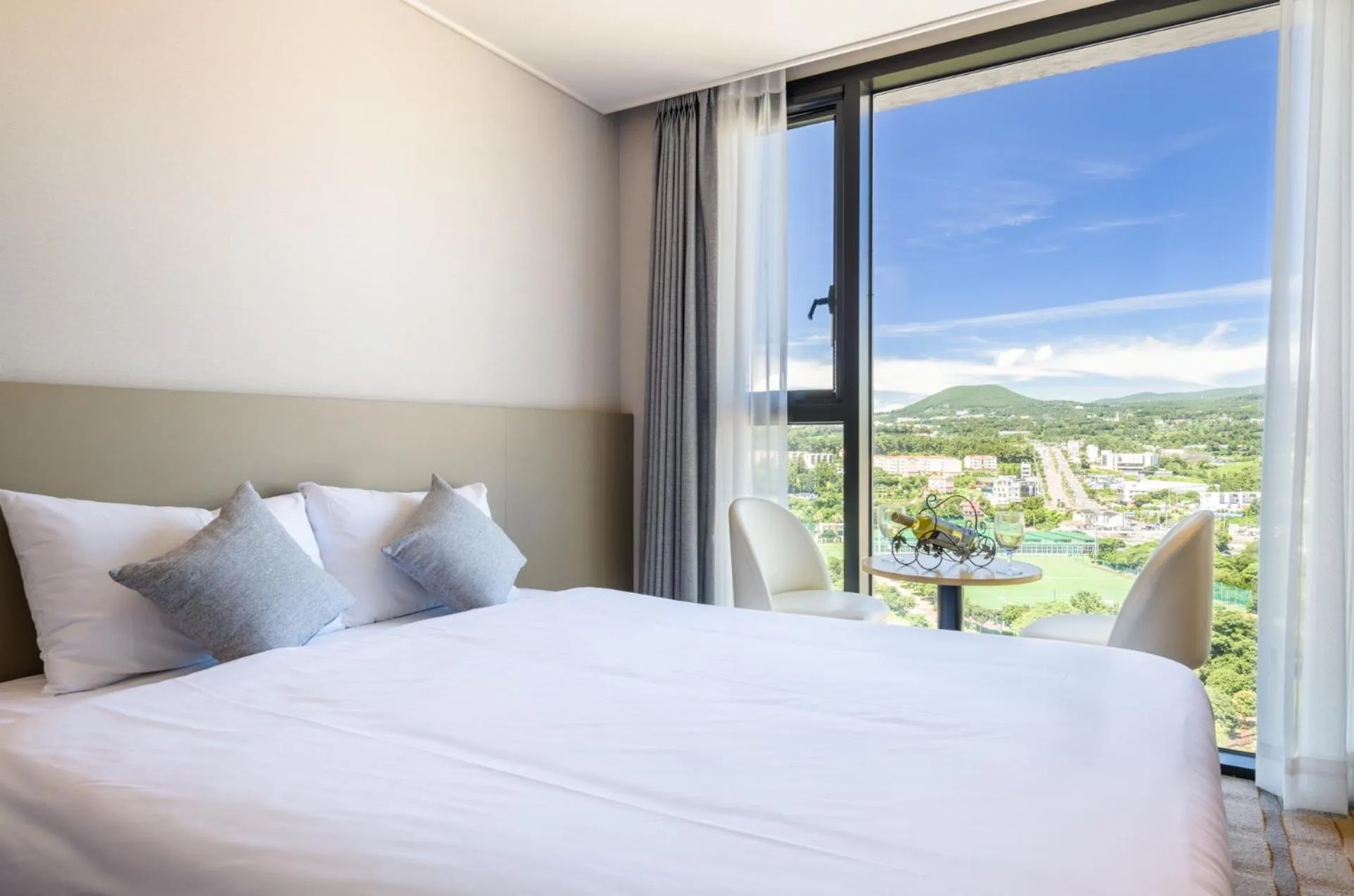 Bedroom, Bed in Shin Shin Hotel Cheonjiyeon
