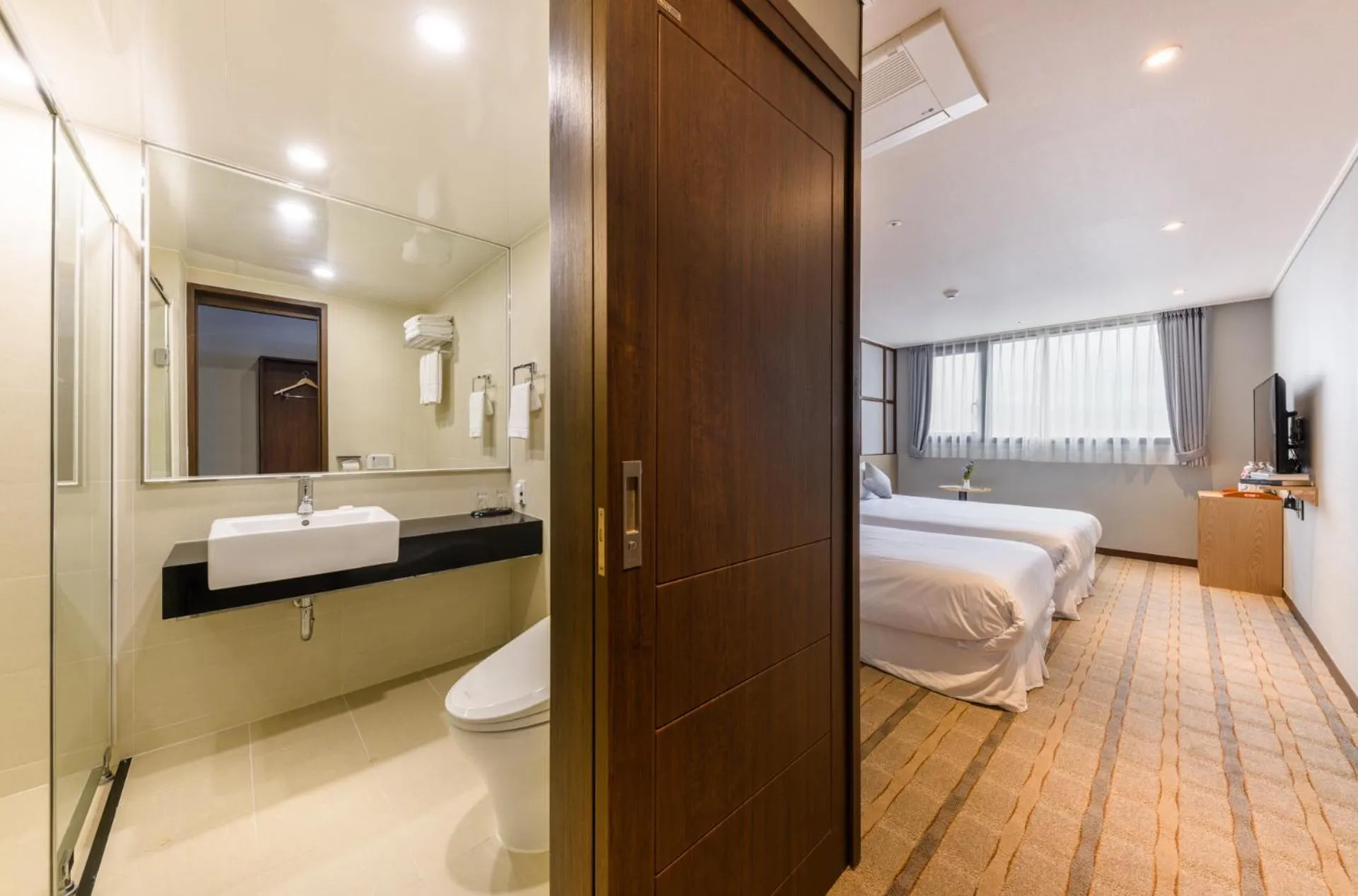 Bathroom, Bed in Shin Shin Hotel Cheonjiyeon