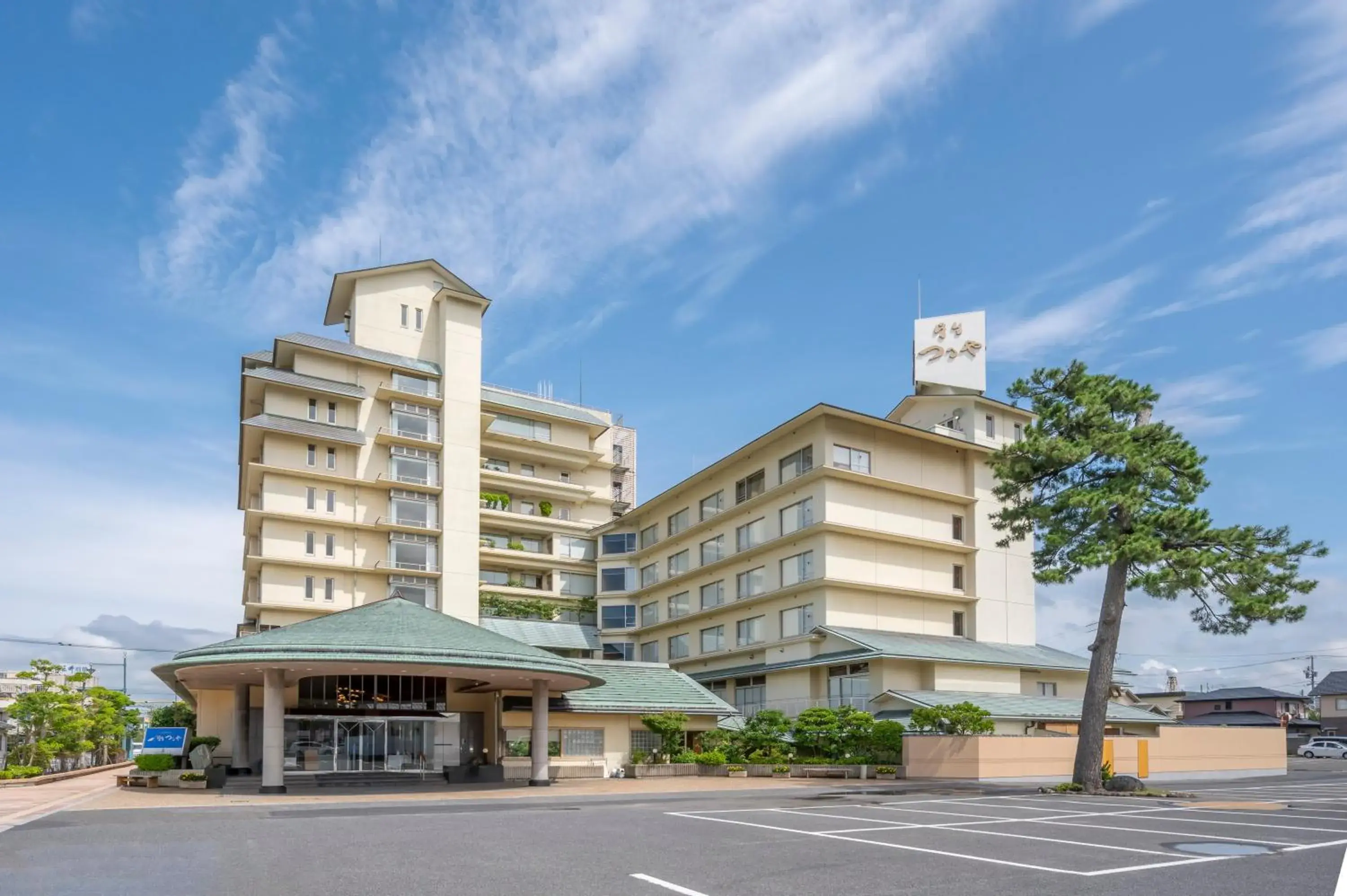 Property building in Kaike Tsuruya Property building in Kaike Tsuruya