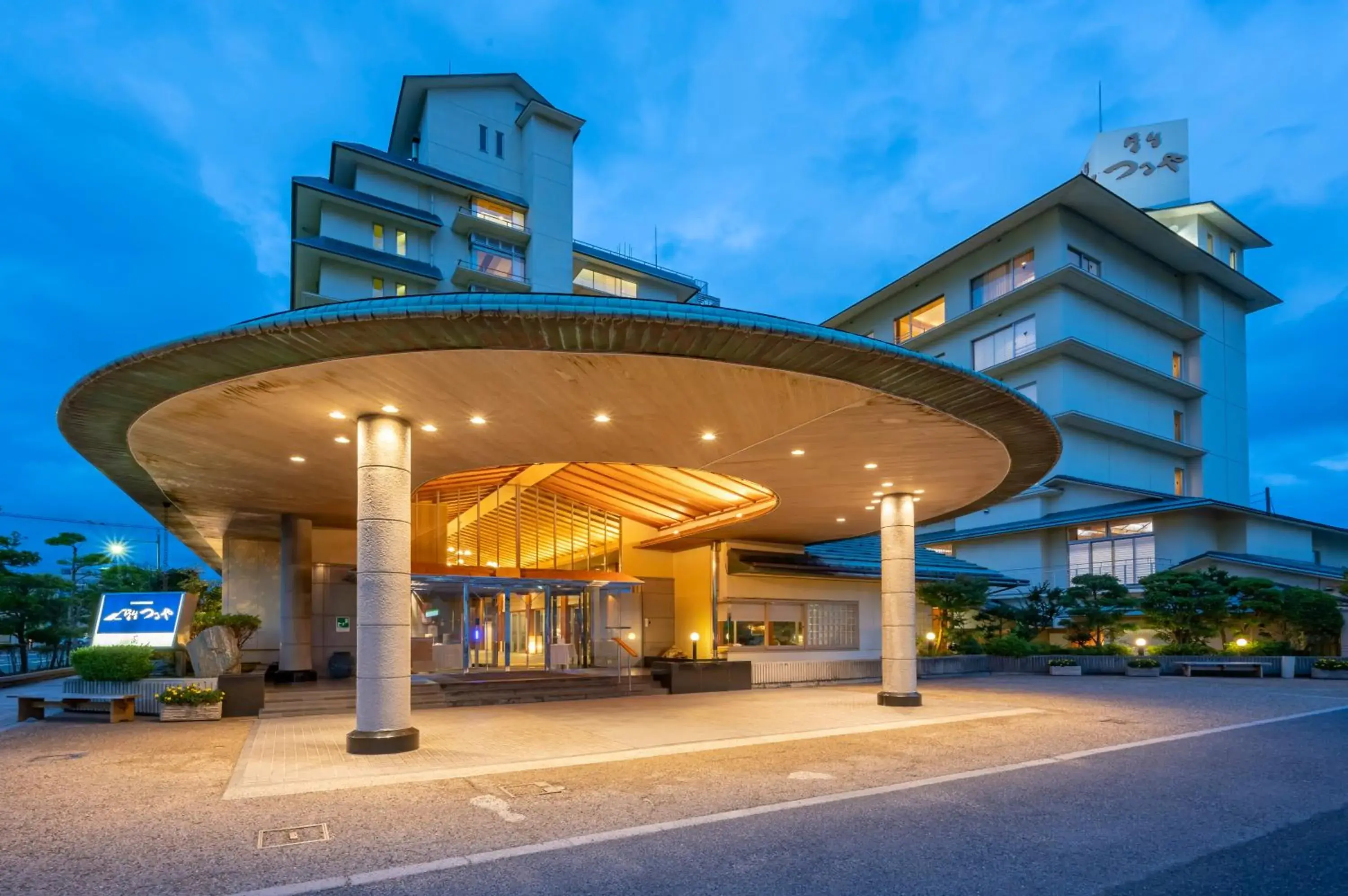 Property building in Kaike Tsuruya Property building in Kaike Tsuruya