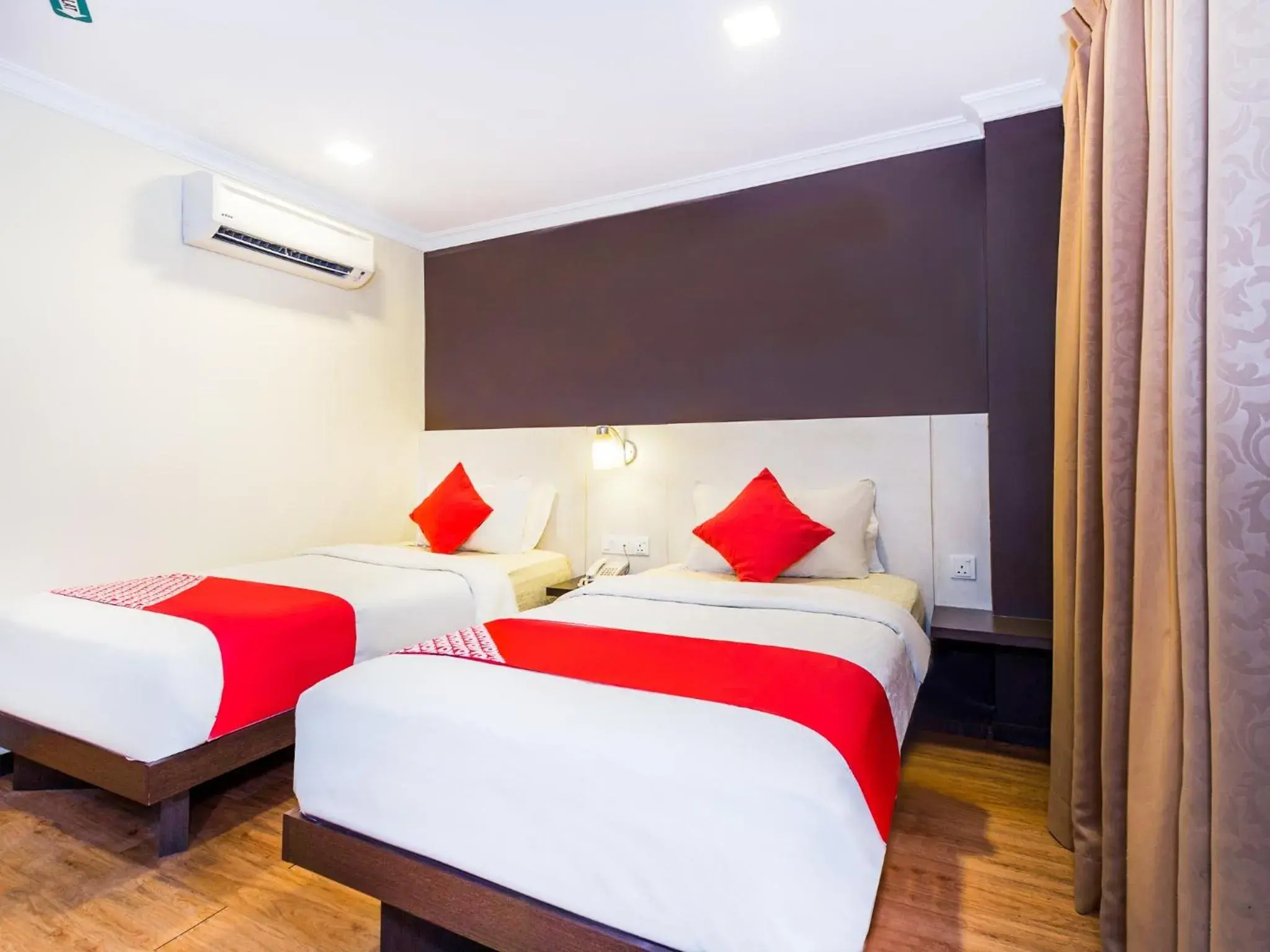 Bedroom, Bed in OYO 431 Hotel De Grand Orchard