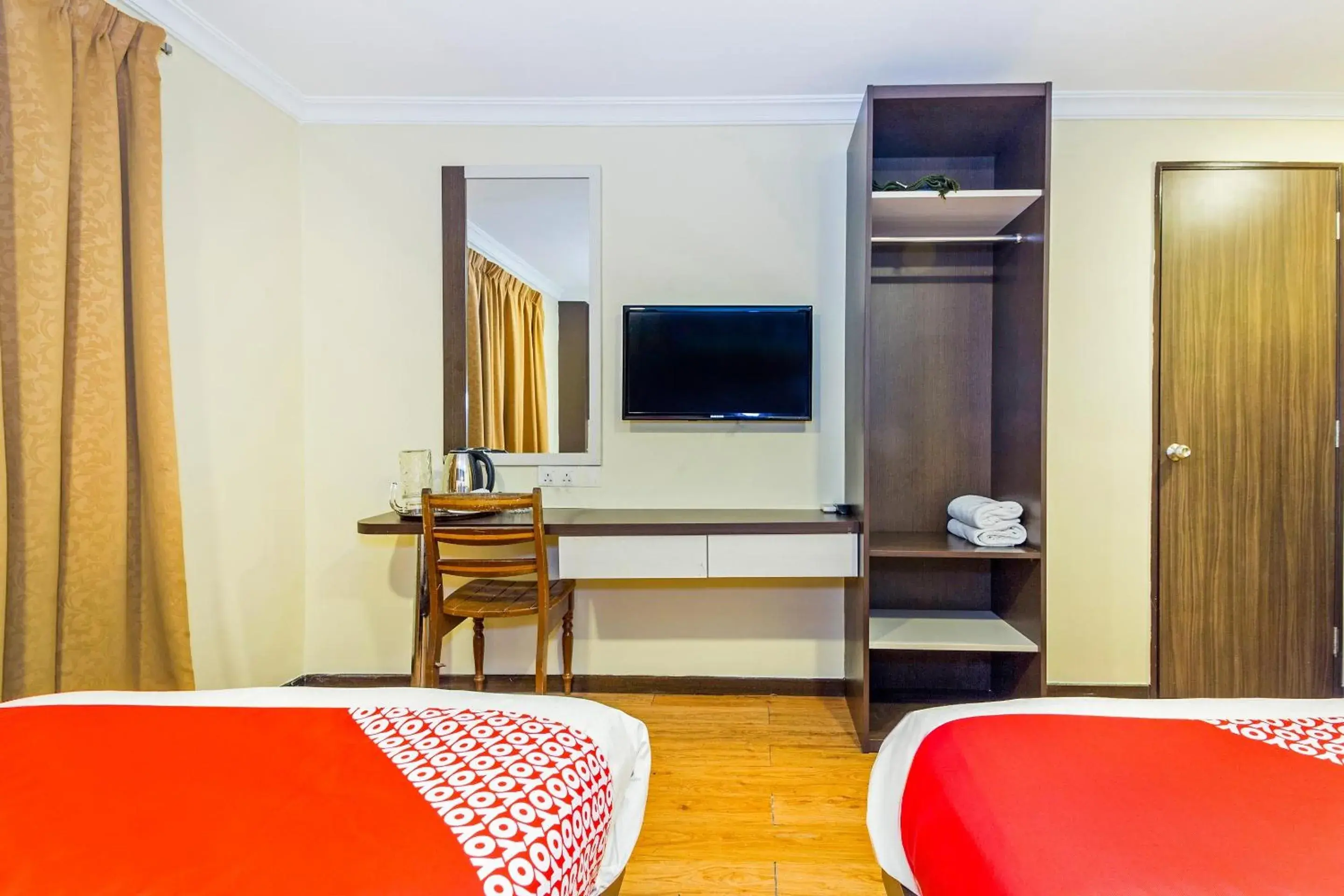 Bedroom, TV/Entertainment Center in OYO 431 Hotel De Grand Orchard