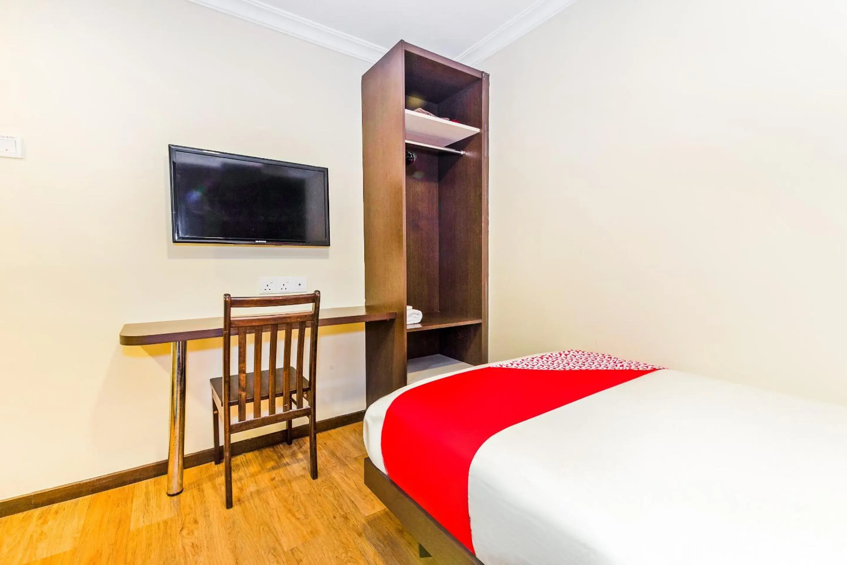 Bedroom, TV/Entertainment Center in OYO 431 Hotel De Grand Orchard