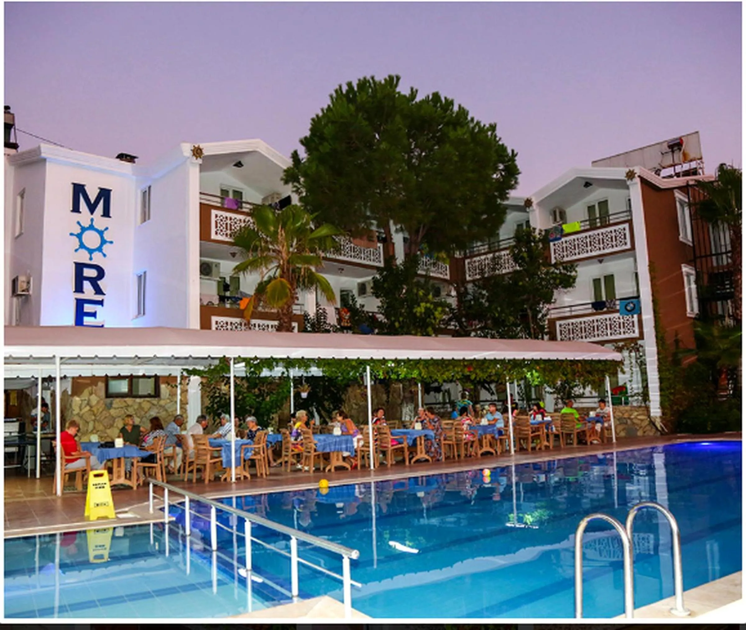 Restaurant/places to eat in More Hotel