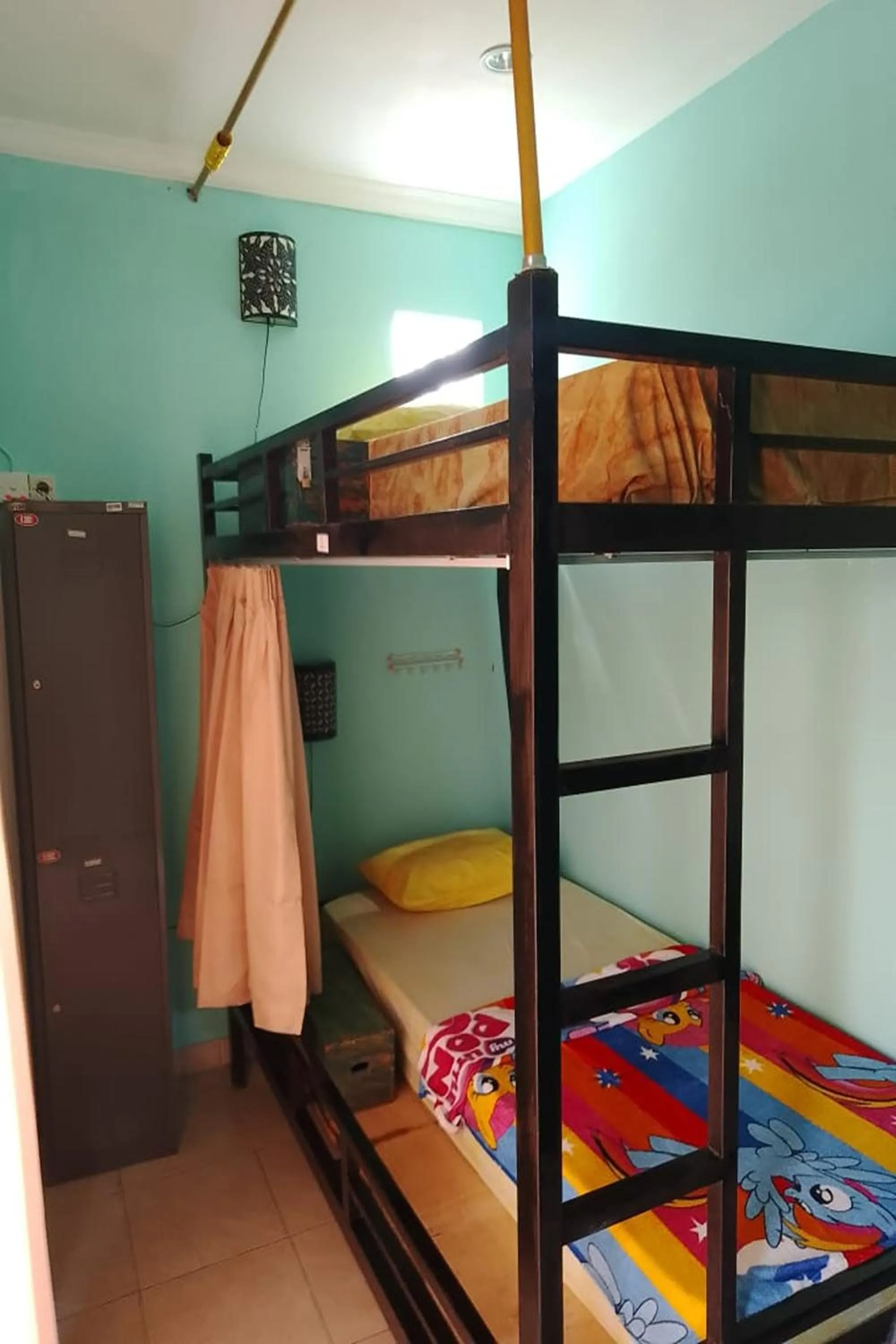 Bed, Bunk Bed in Downtown Monkey Forest Hostel