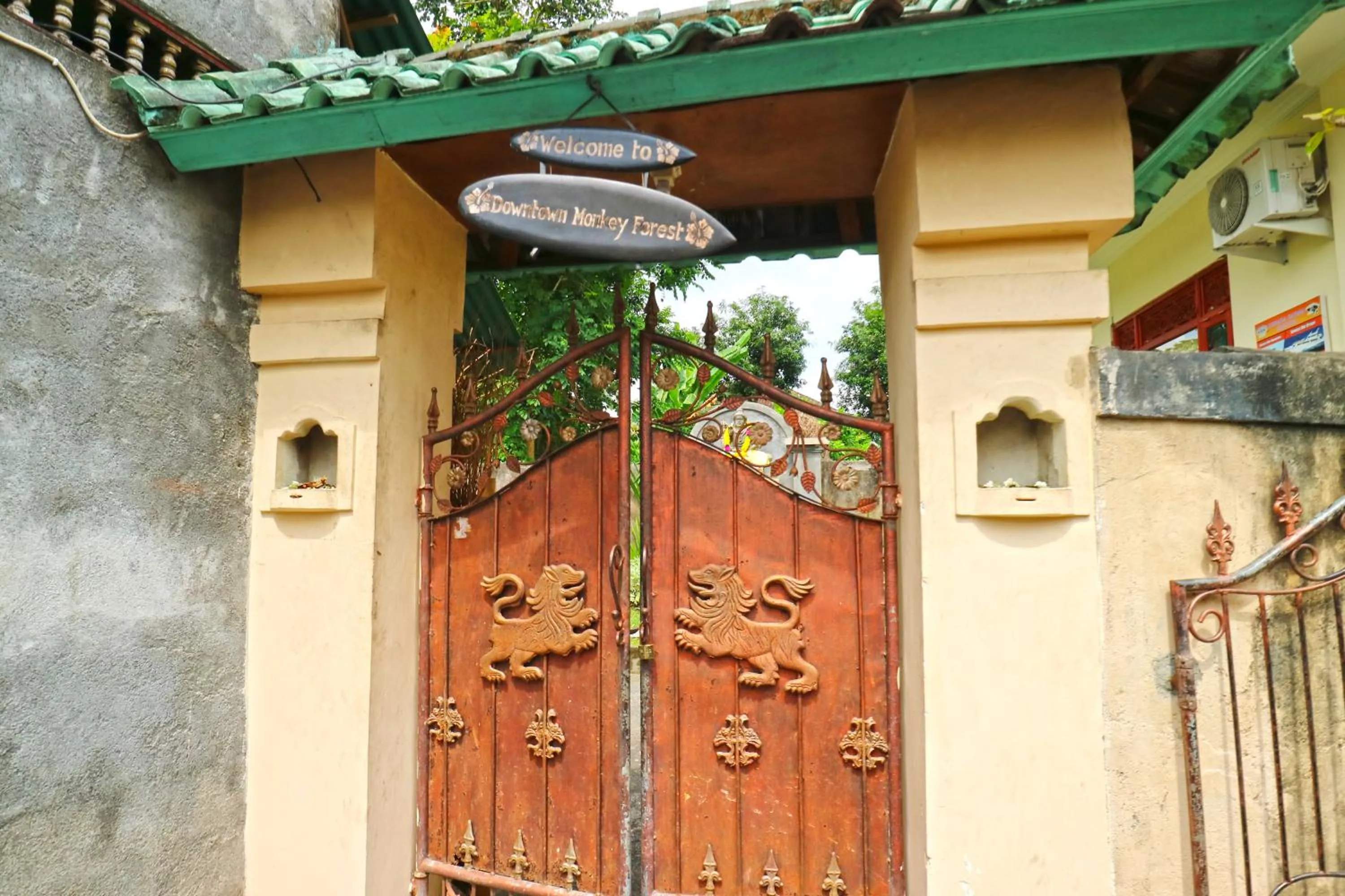 Facade/entrance in Downtown Monkey Forest Hostel