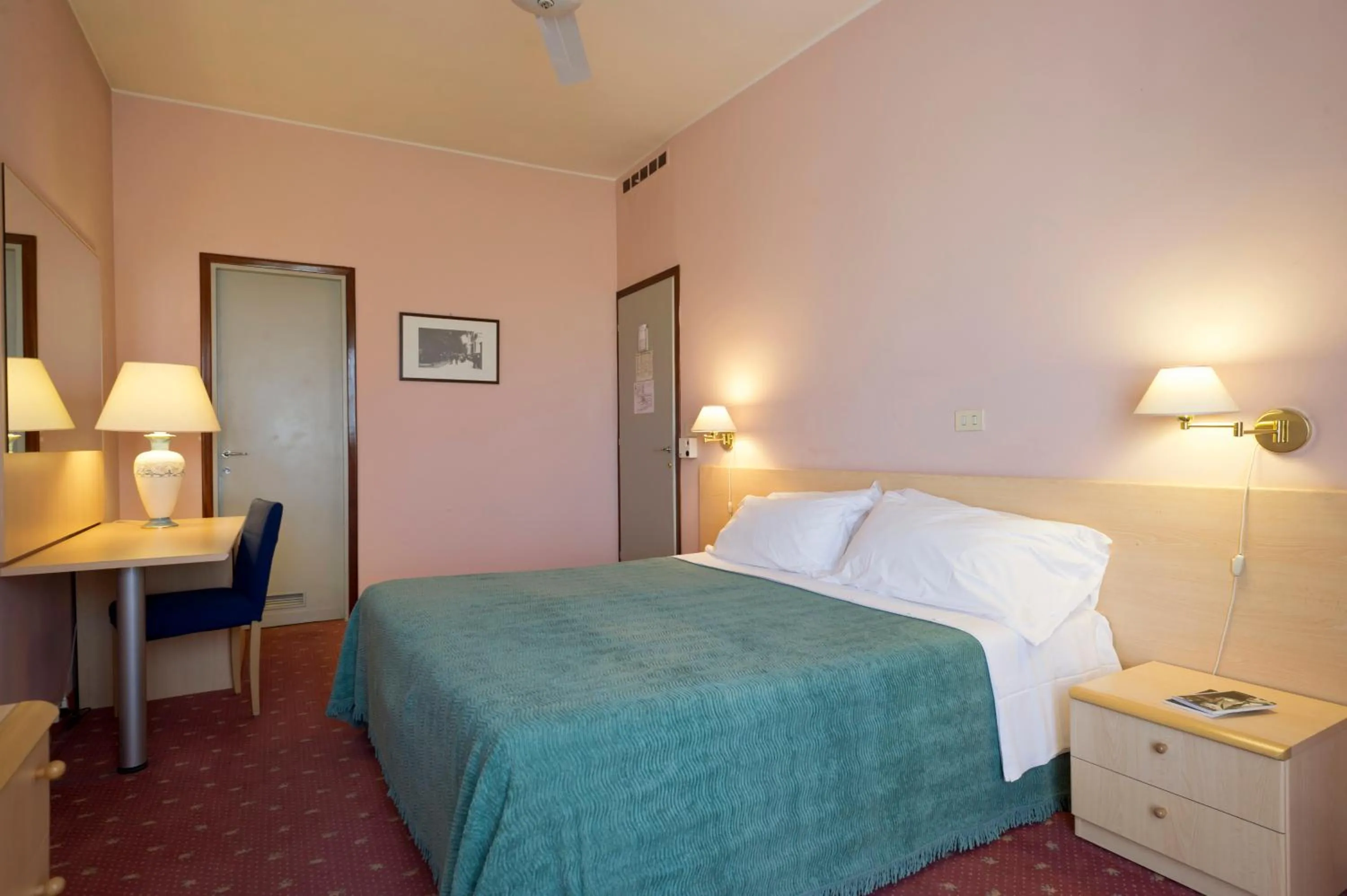 Photo of the whole room in Hotel Gloria