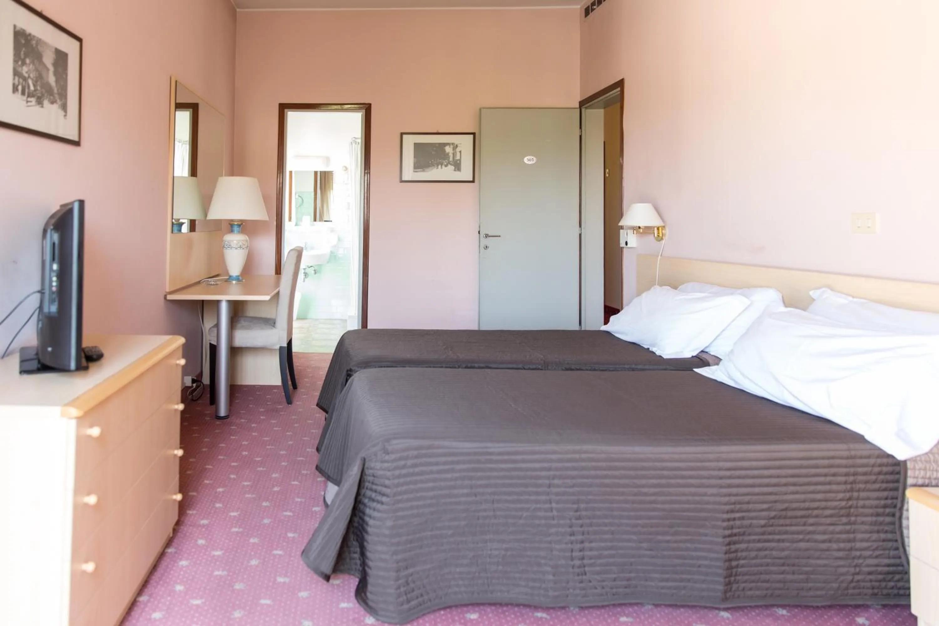 Photo of the whole room in Hotel Gloria