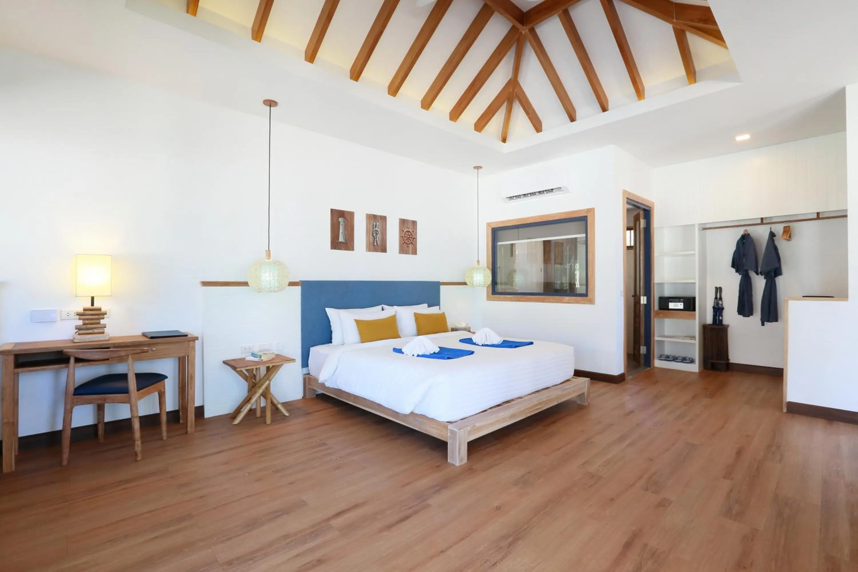 Photo of the whole room, Bed in Lanta Casa Blanca