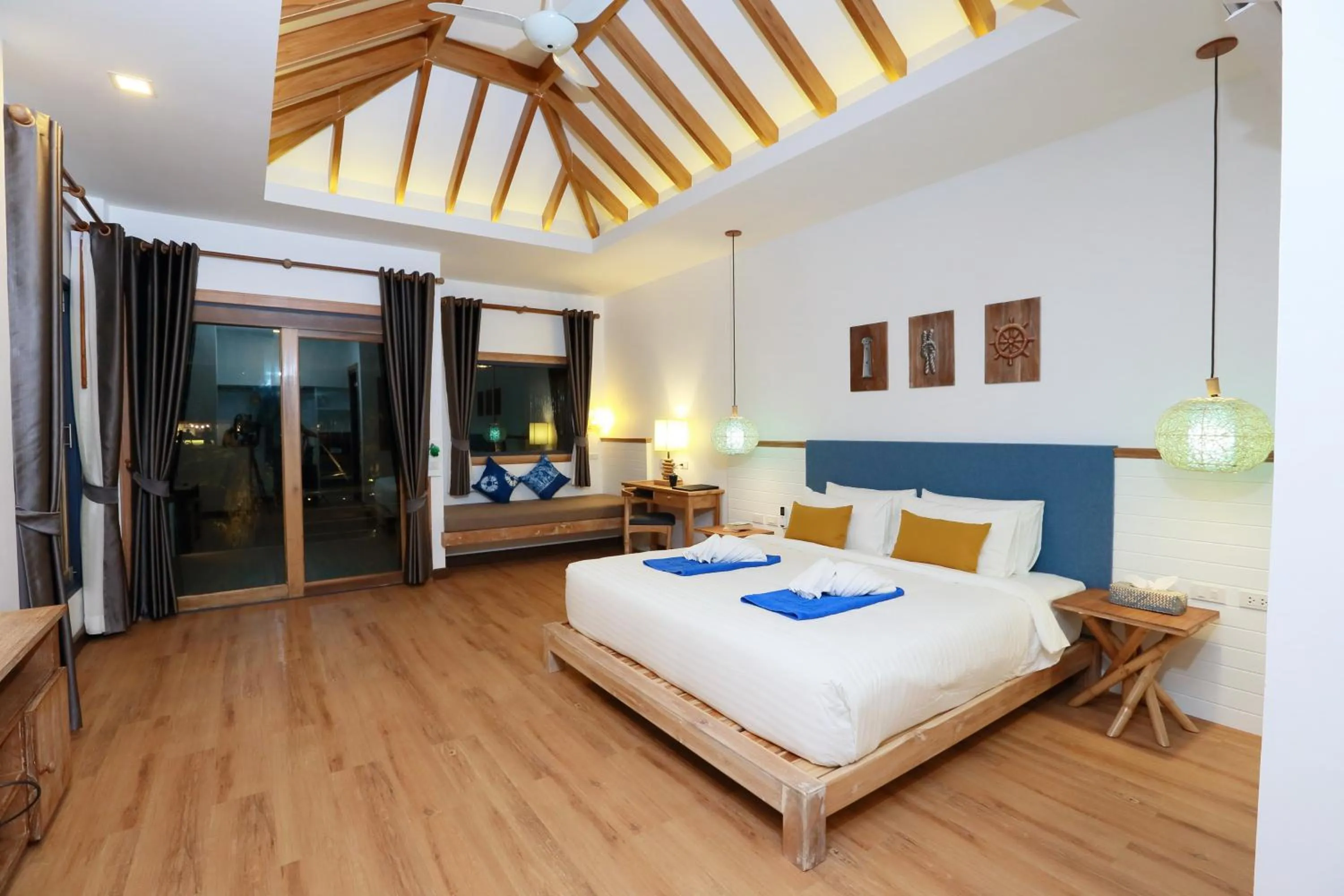 Photo of the whole room, Bed in Lanta Casa Blanca