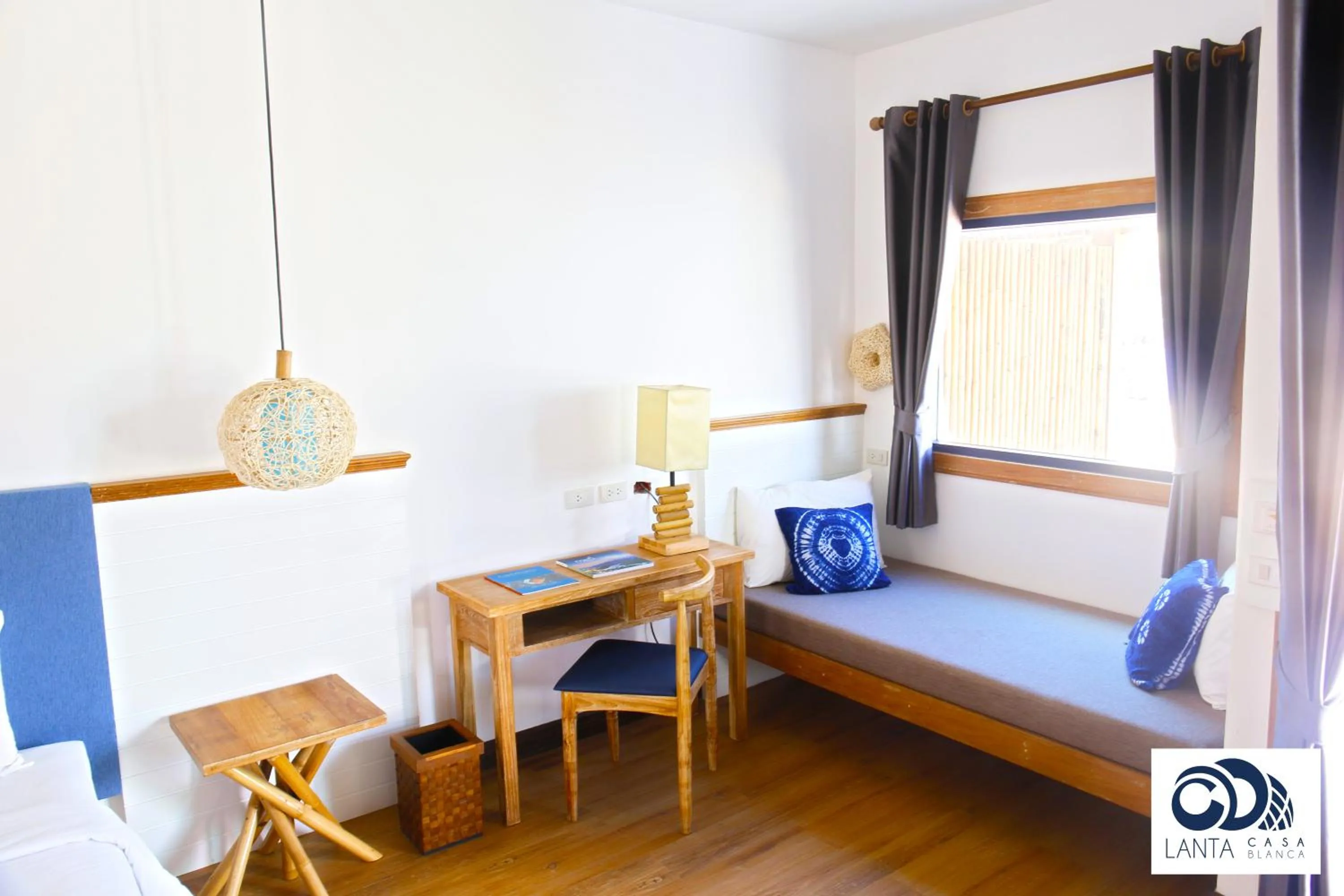 Seating area, Bed in Lanta Casa Blanca