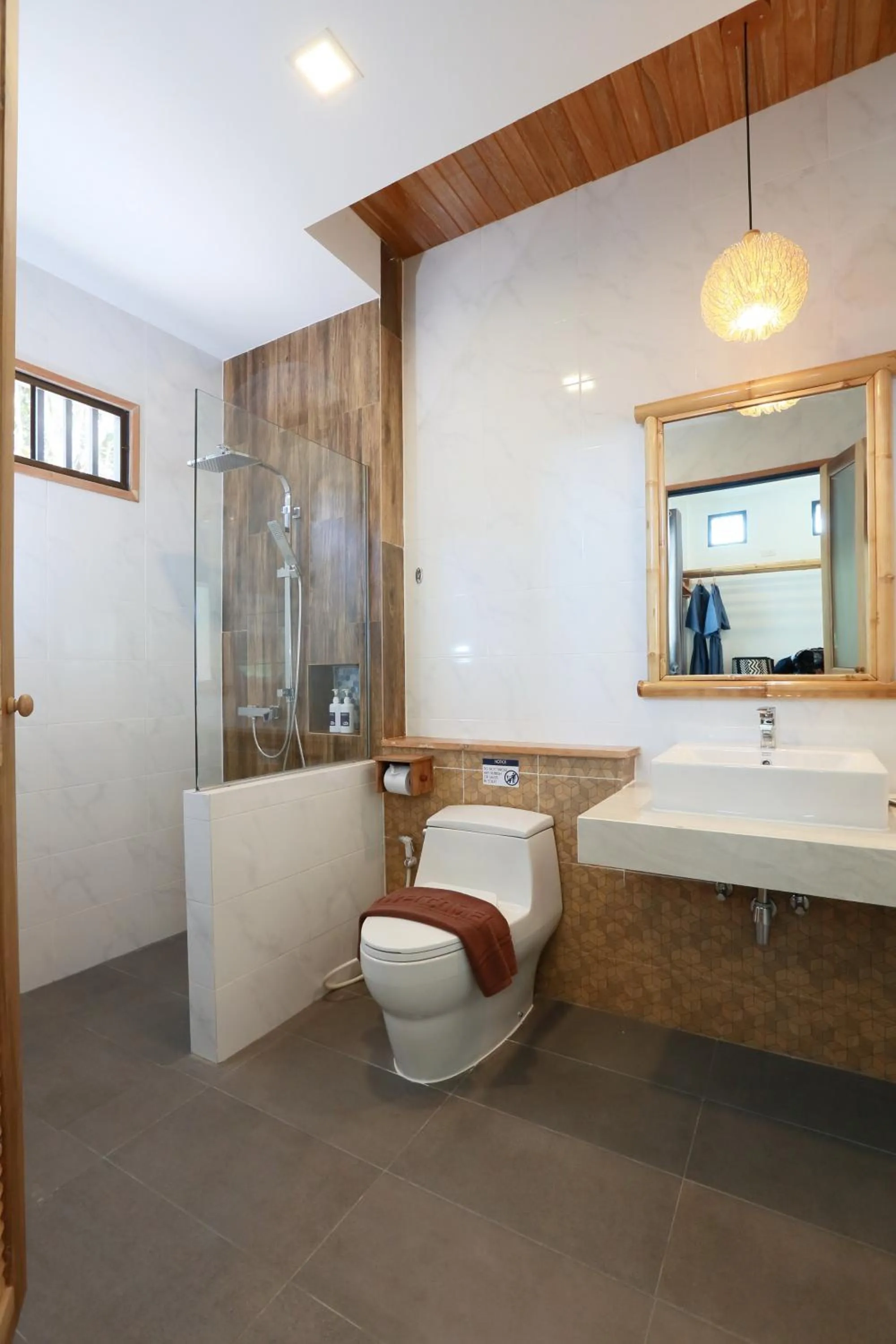 Toilet in Lanta Casa Blanca