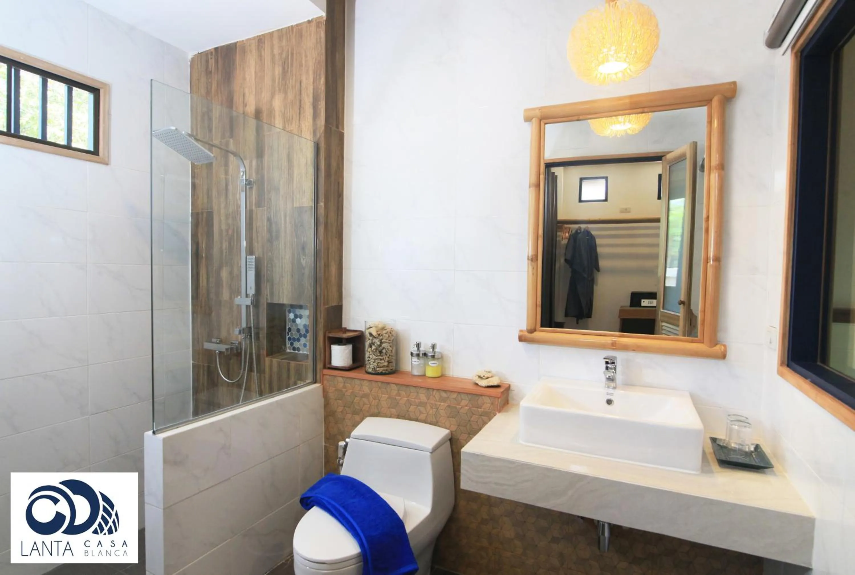 Toilet in Lanta Casa Blanca