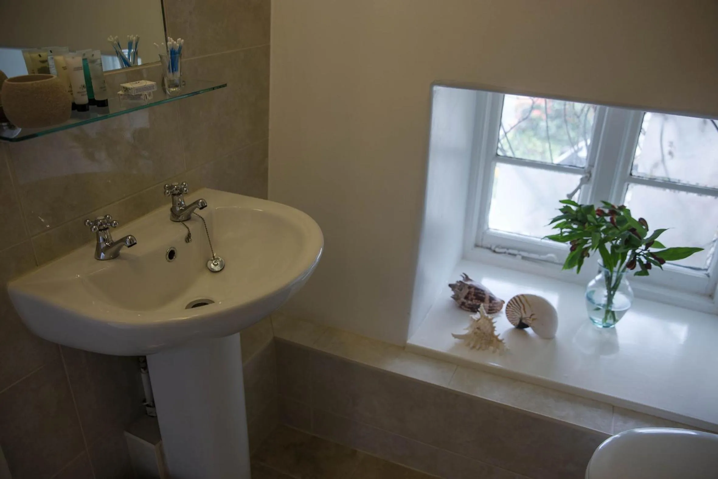 Bathroom in The Cott Inn