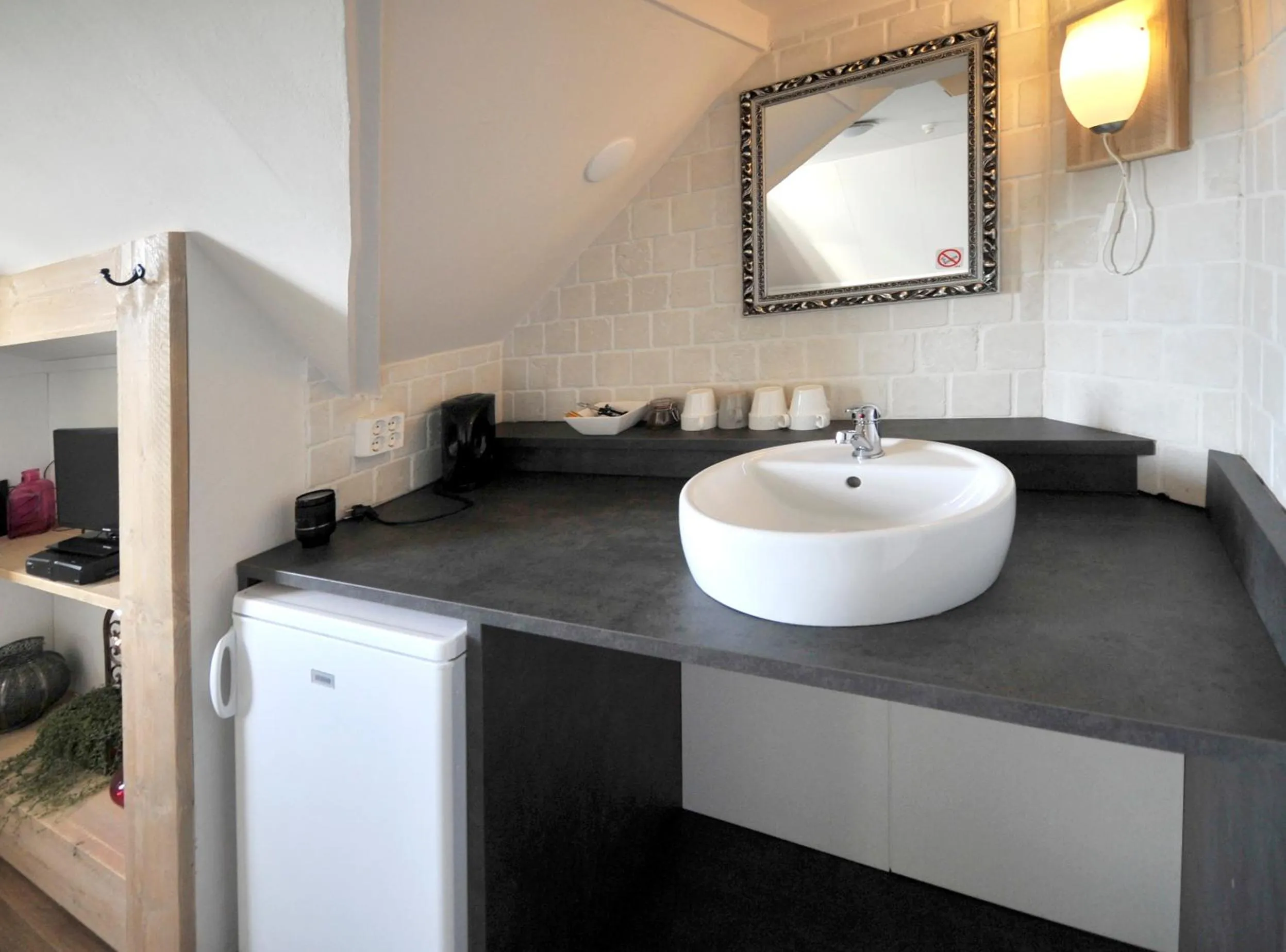 Twin Room with Shared Bathroom in Herberg de Zwaan Hedel