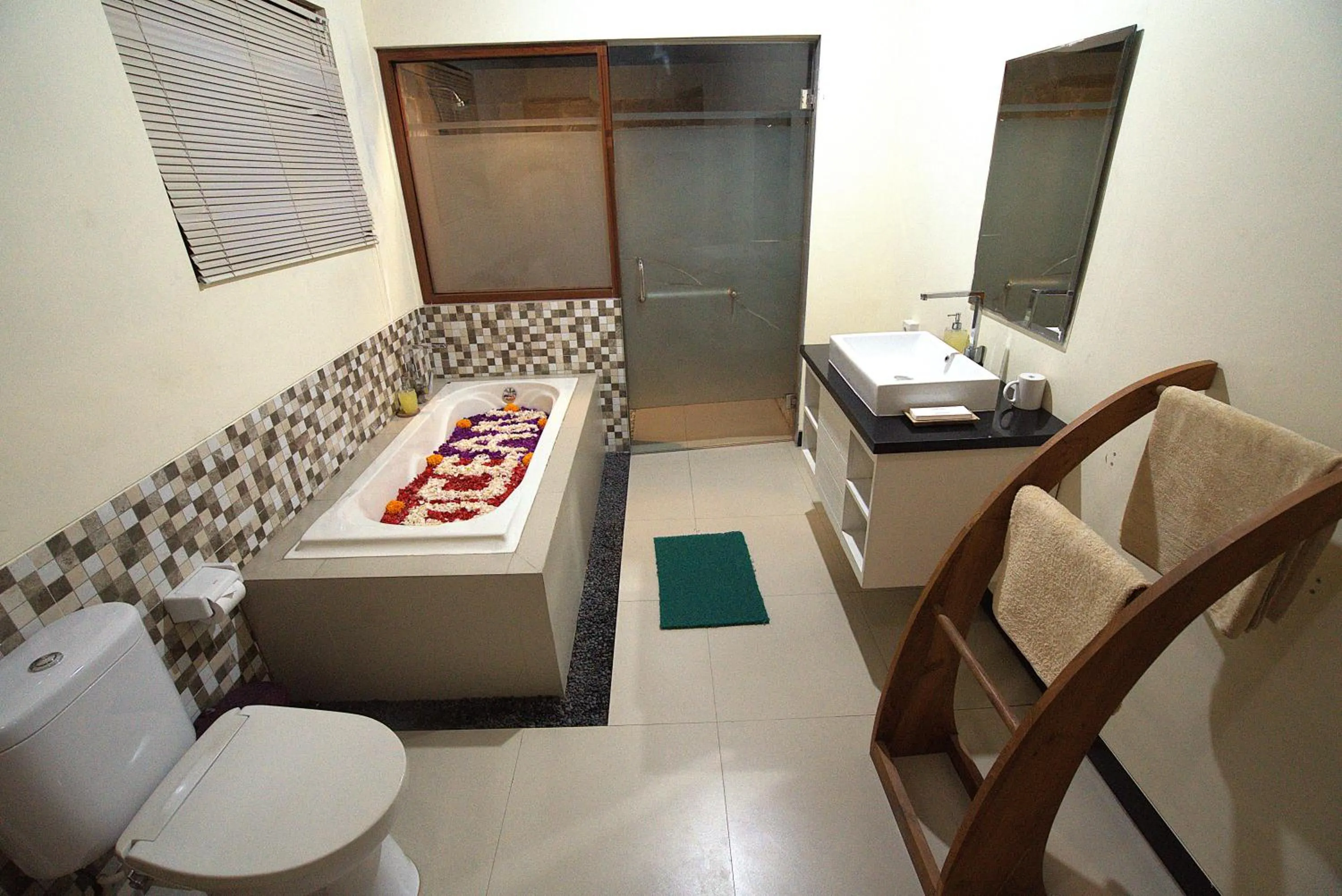 Toilet, Bed in Ocean Terrace Suite And Spa Luxury