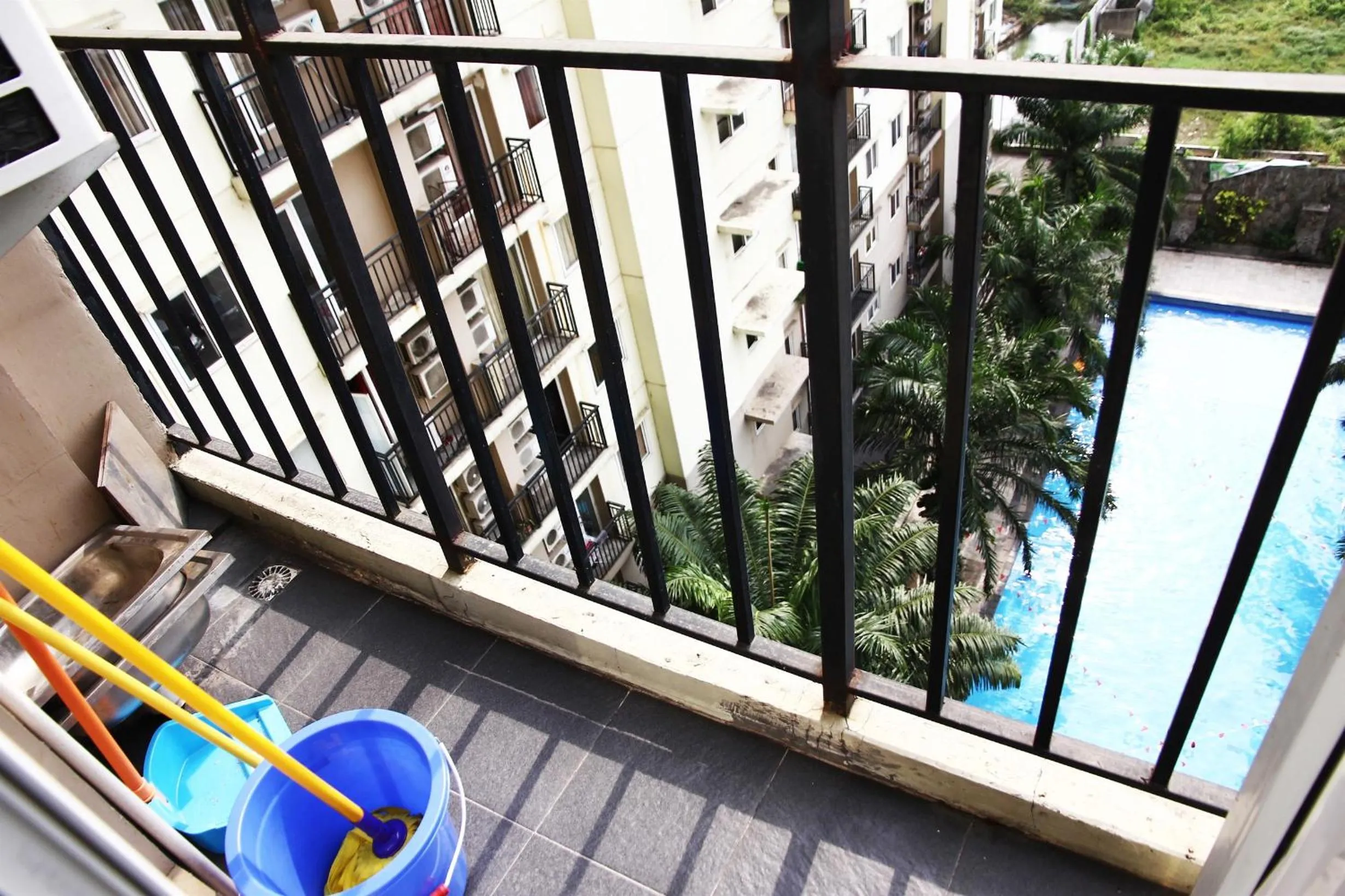 Pool View 2BR Mutiara Bekasi Apartment By Travelio