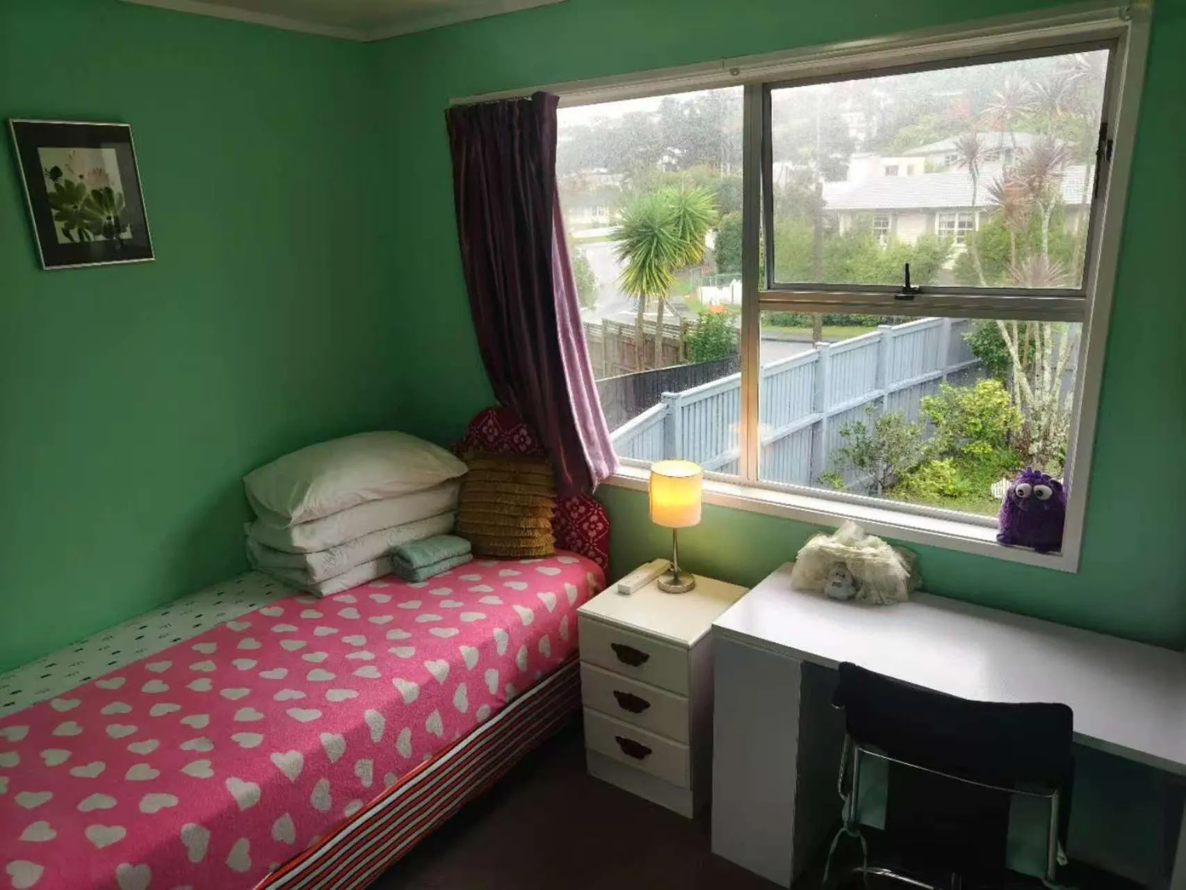 Single Room with Shared Shower and Toilet in Wendy's Holiday Home