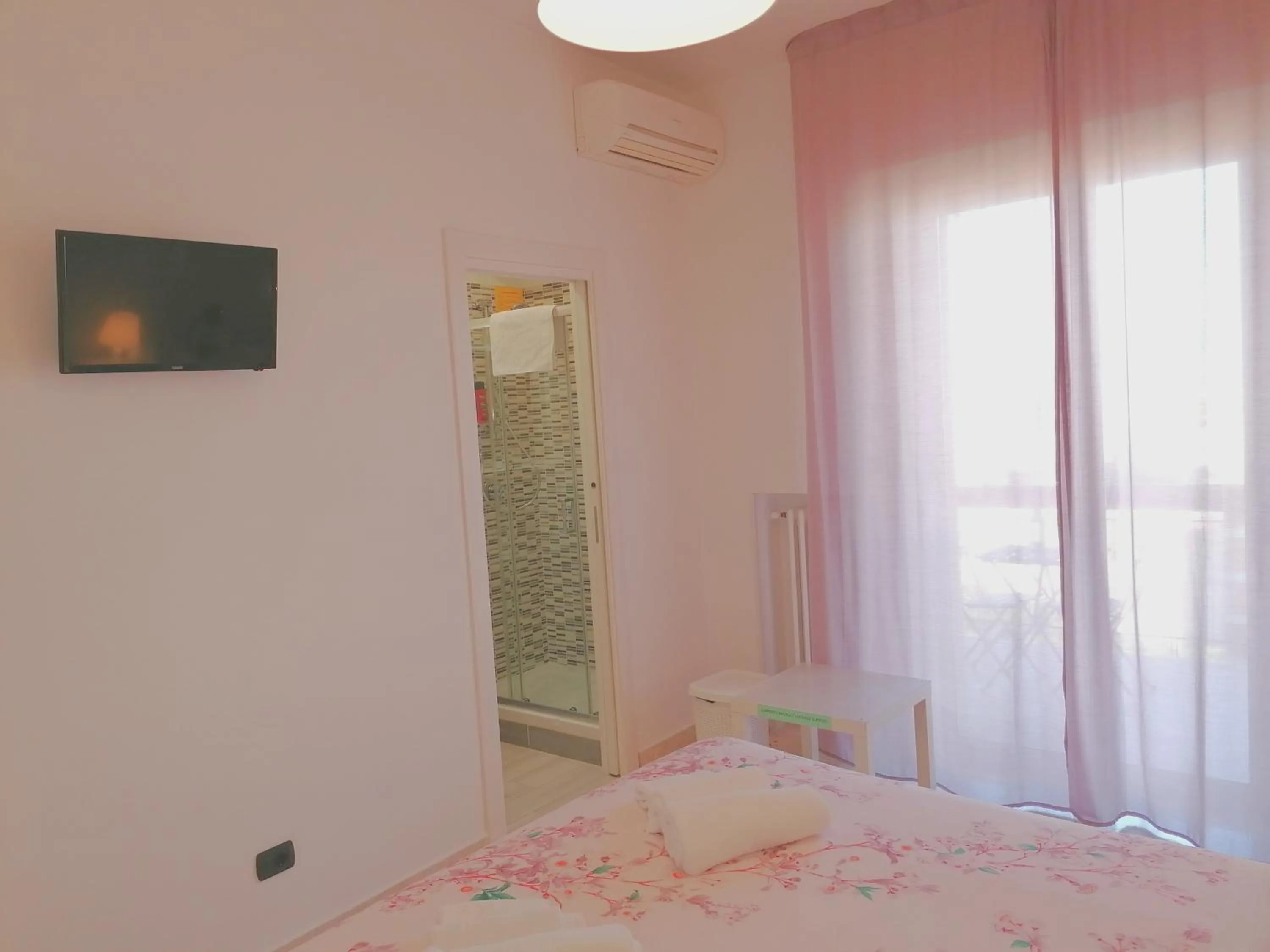 Bathroom, Bed in Tanzi Home