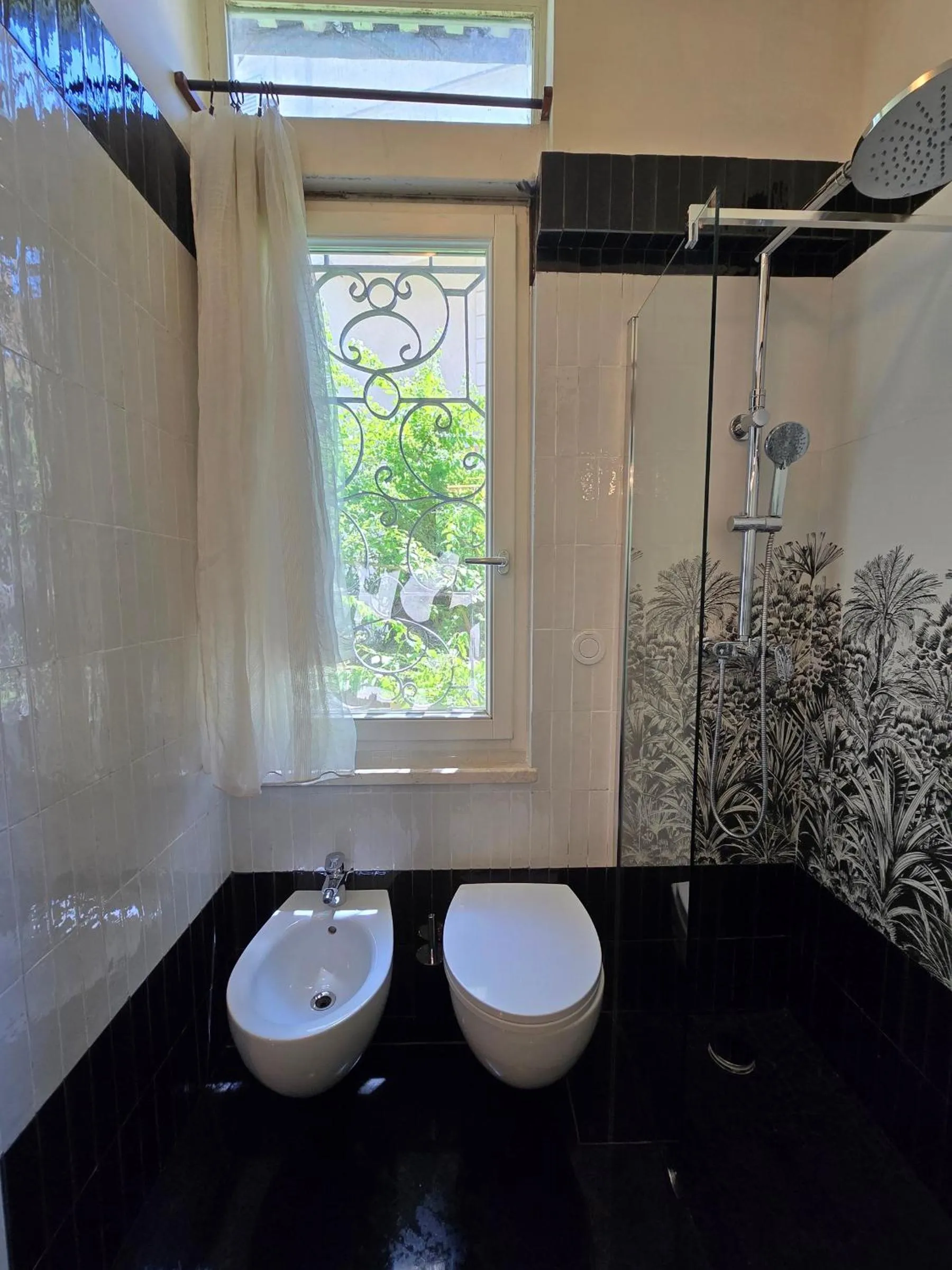 Bathroom in Palm Gallery Hotel