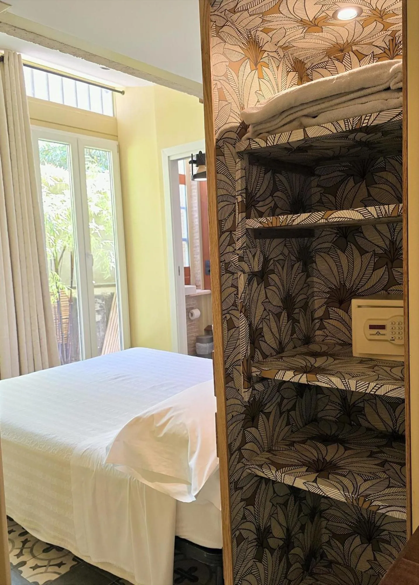 Bedroom, Bed in Palm Gallery Hotel