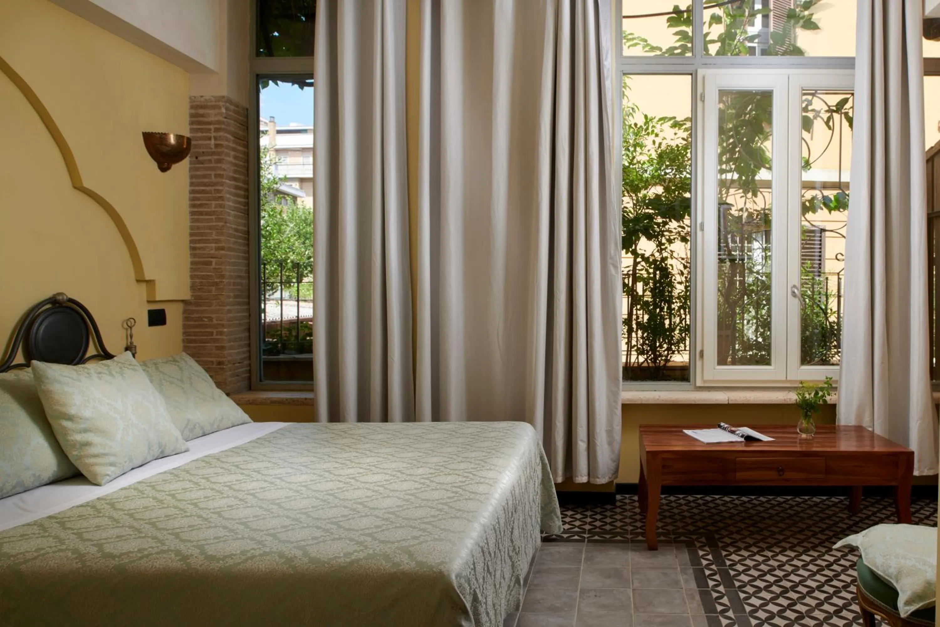 Bedroom, Bed in Palm Gallery Hotel