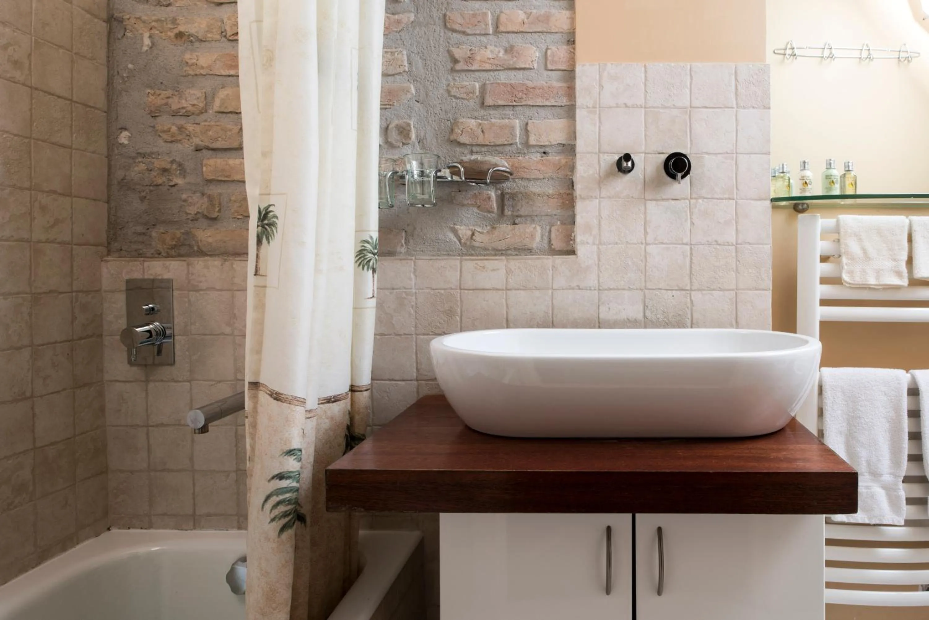 Bathroom in Palm Gallery Hotel