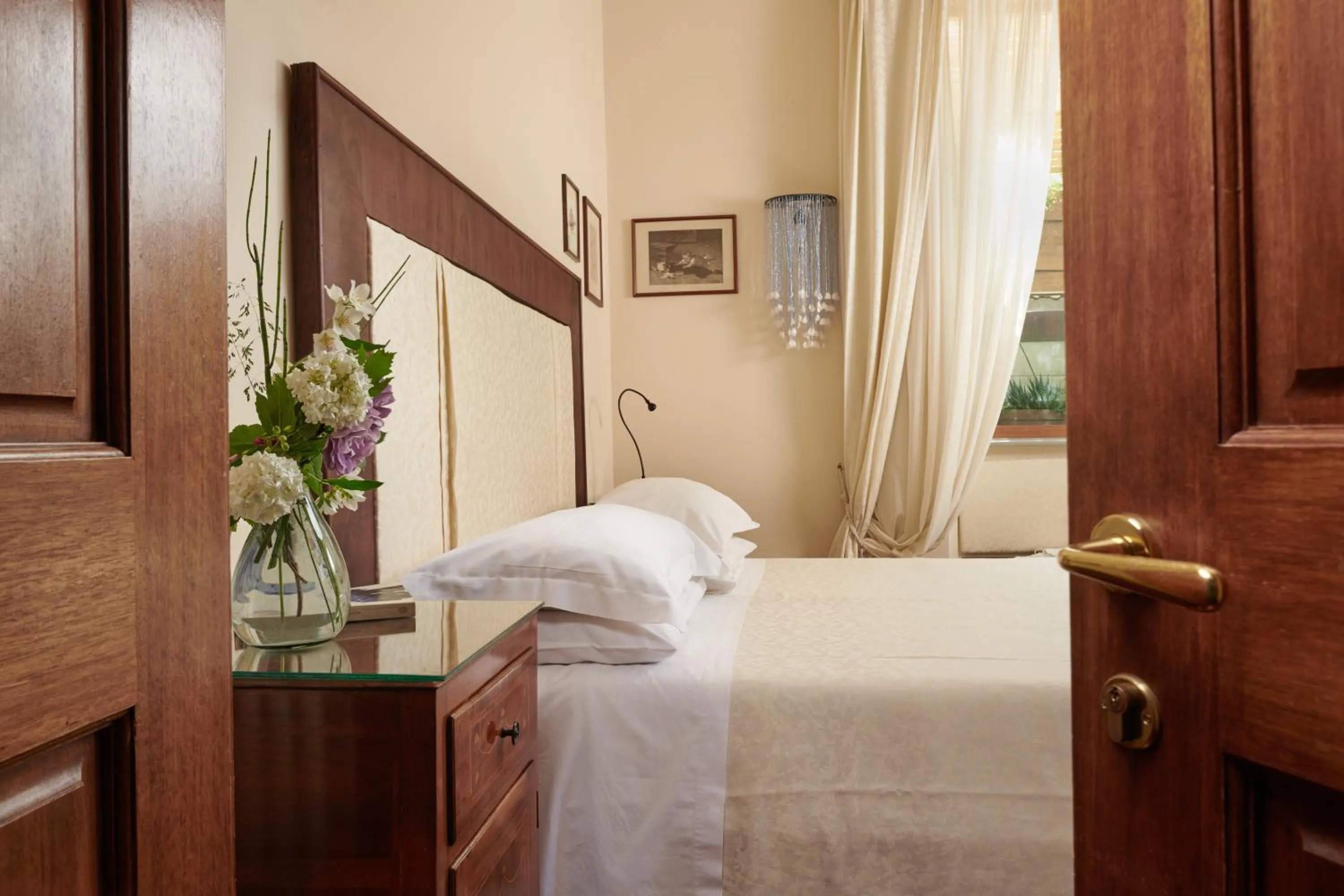 Photo of the whole room, Bed in Palm Gallery Hotel