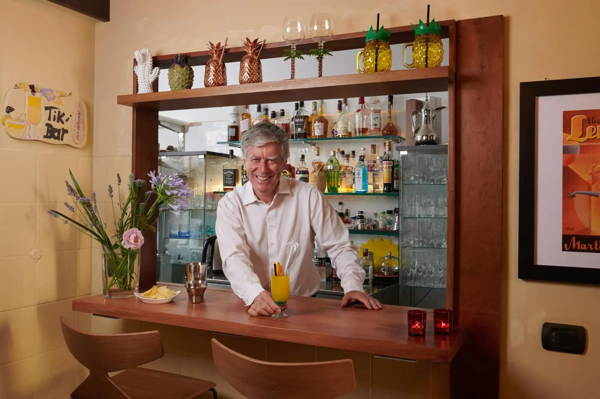 Lounge or bar in Palm Gallery Hotel Lounge or bar in Palm Gallery Hotel