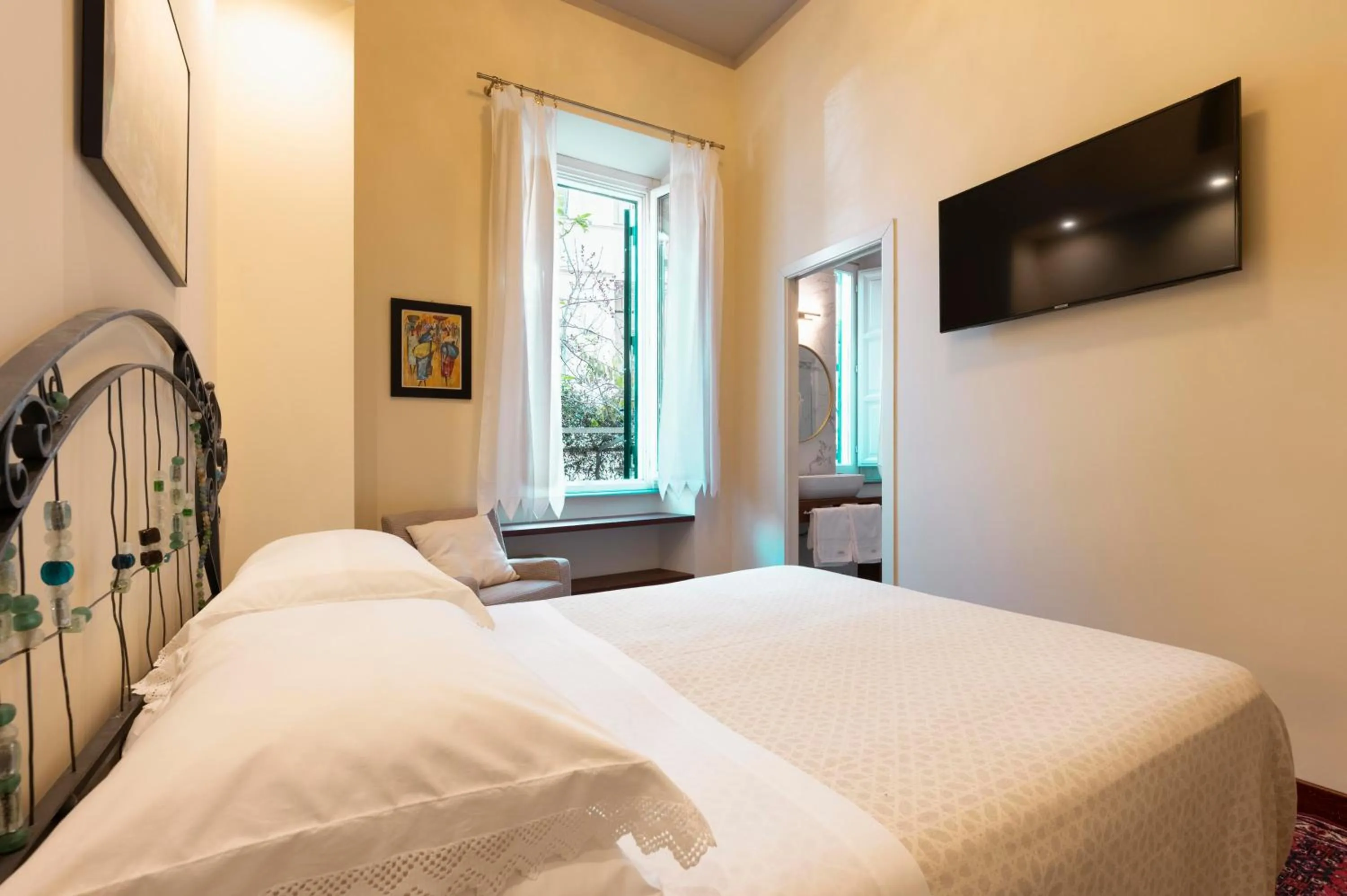 Bedroom, Bed in Palm Gallery Hotel