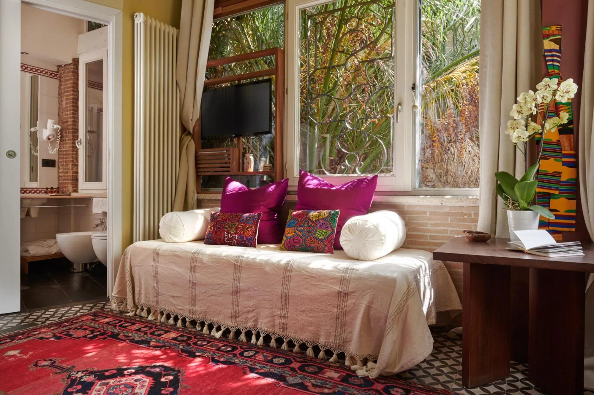 Seating area, Bed in Palm Gallery Hotel