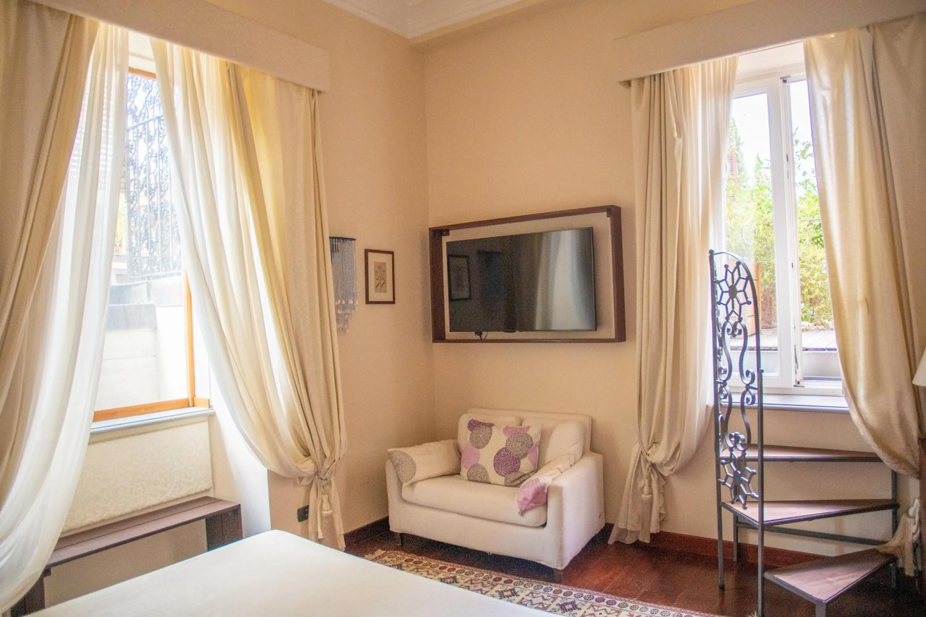 Seating area, Bed in Palm Gallery Hotel