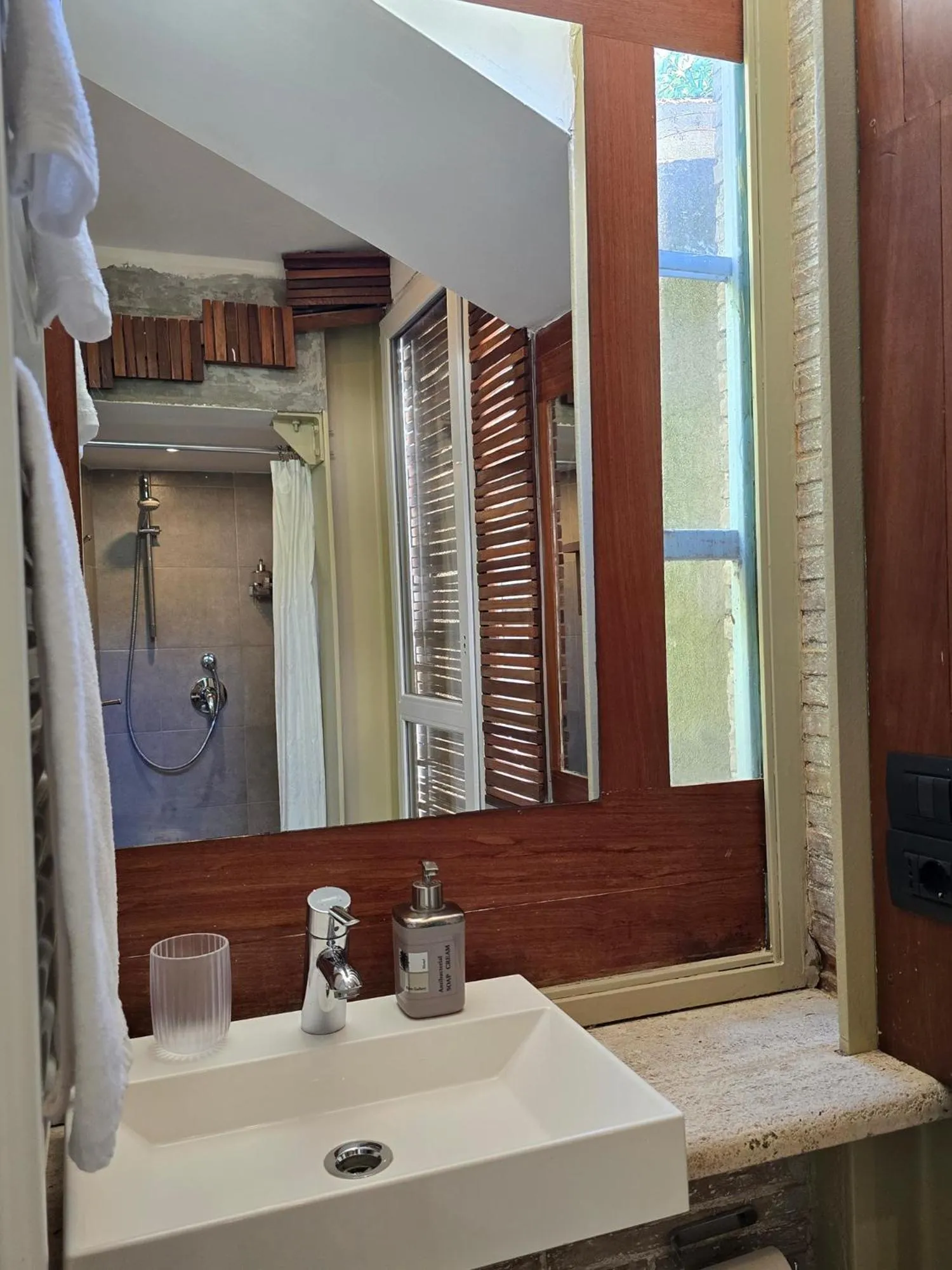 Bathroom in Palm Gallery Hotel