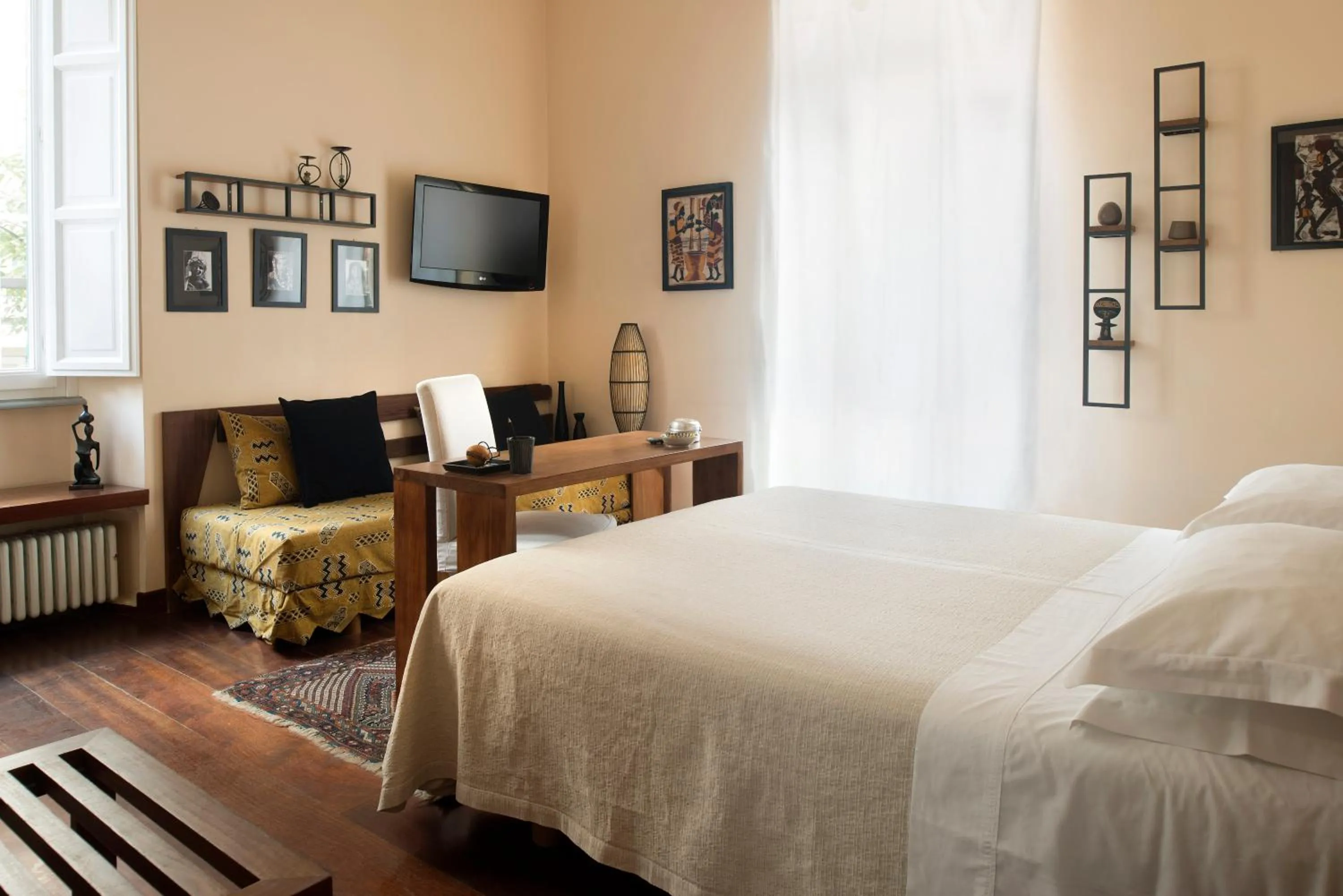 Bedroom, Bed in Palm Gallery Hotel