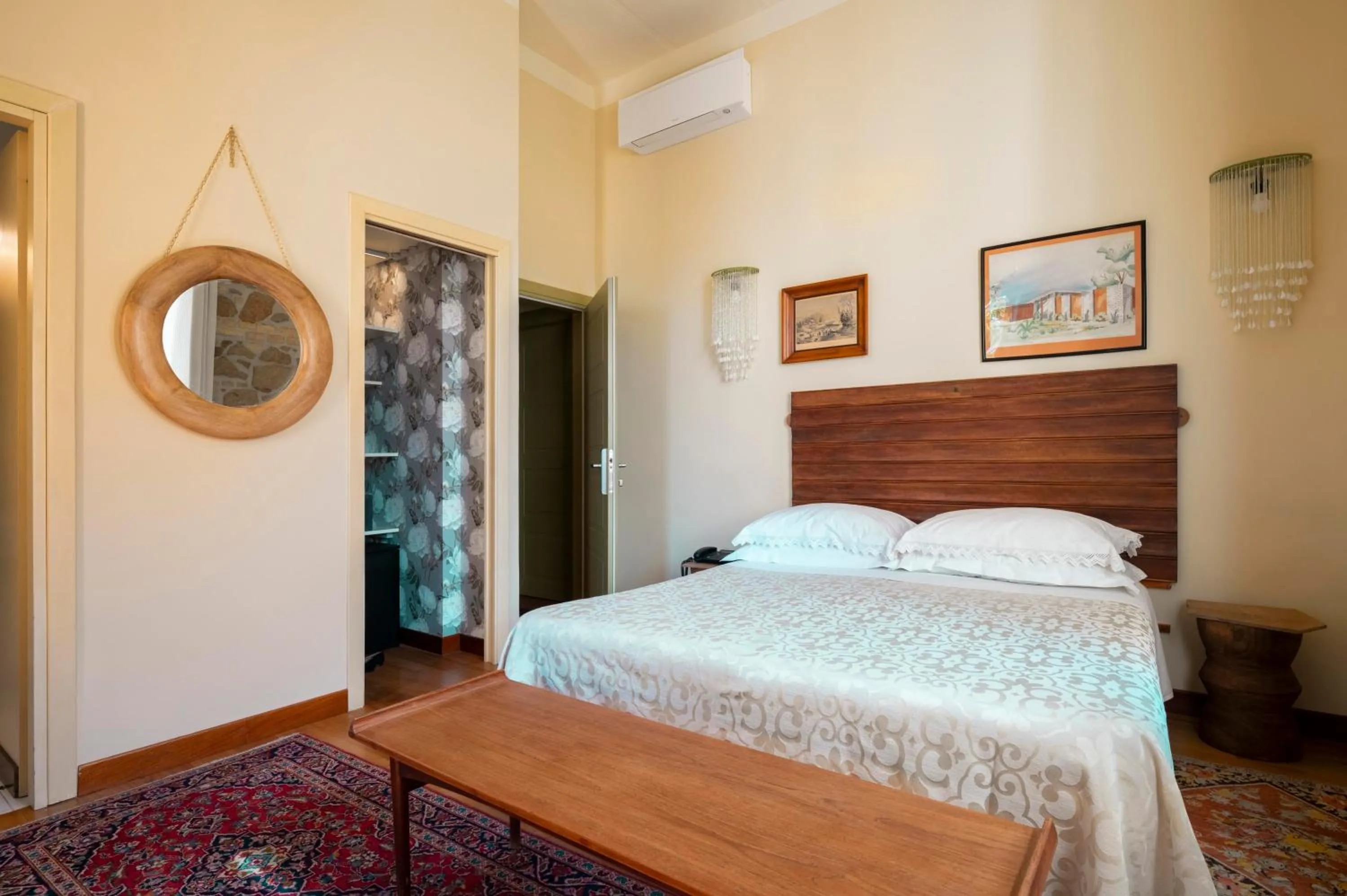 wardrobe, Bed in Palm Gallery Hotel