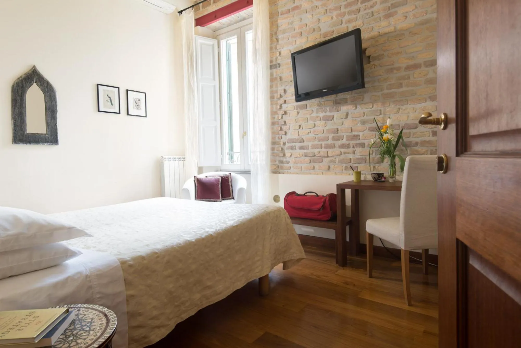 Photo of the whole room, Bed in Palm Gallery Hotel