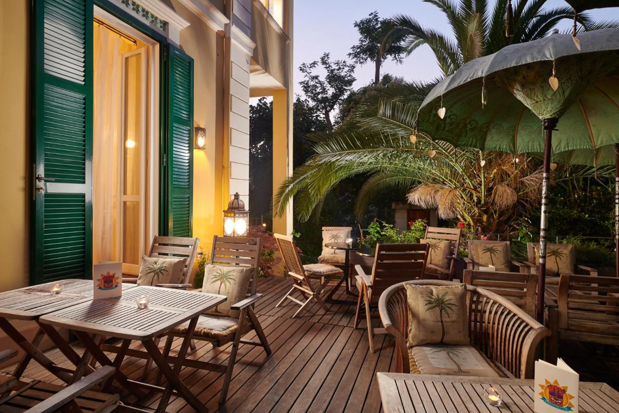 Lounge or bar in Palm Gallery Hotel