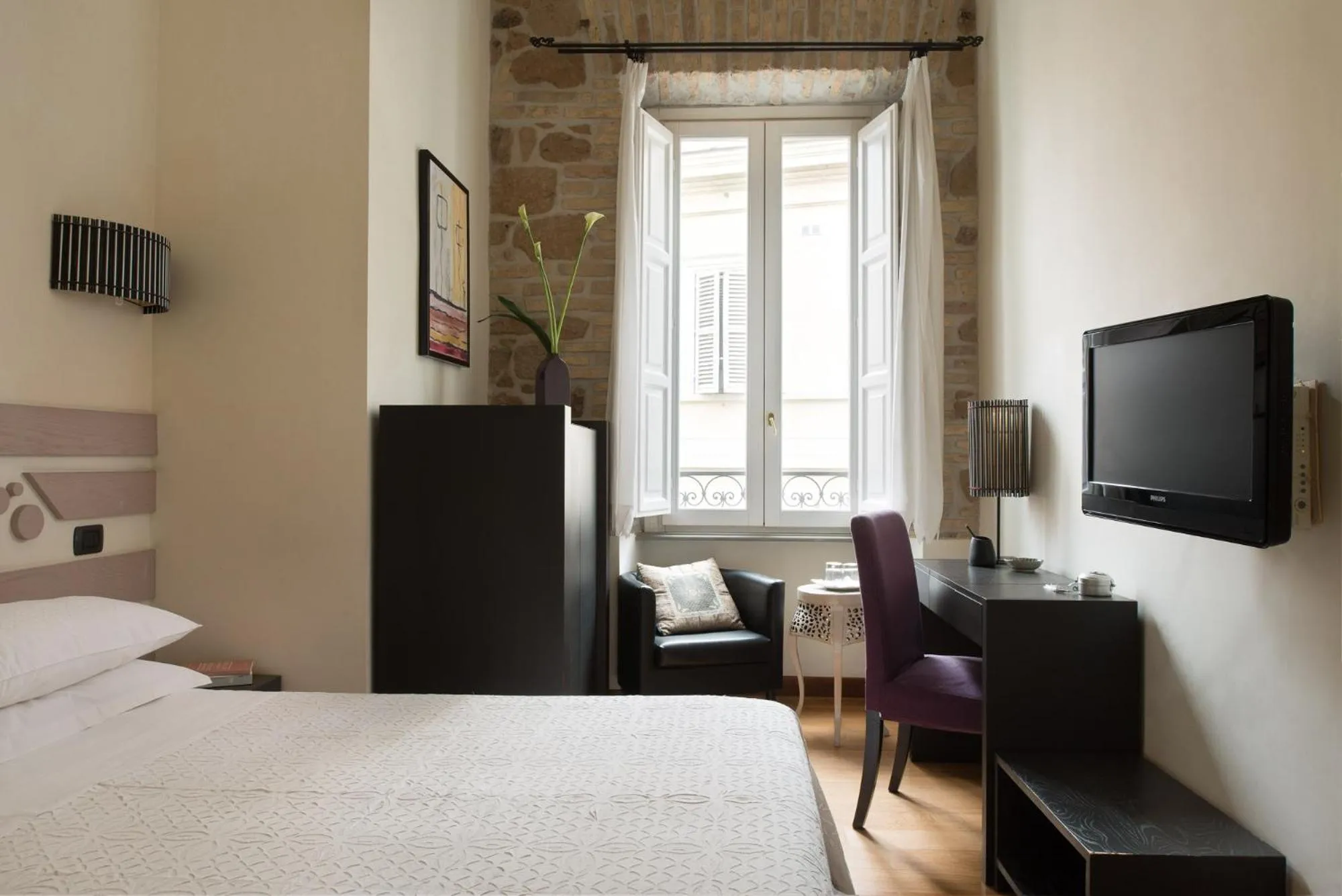 Photo of the whole room, Bed in Palm Gallery Hotel