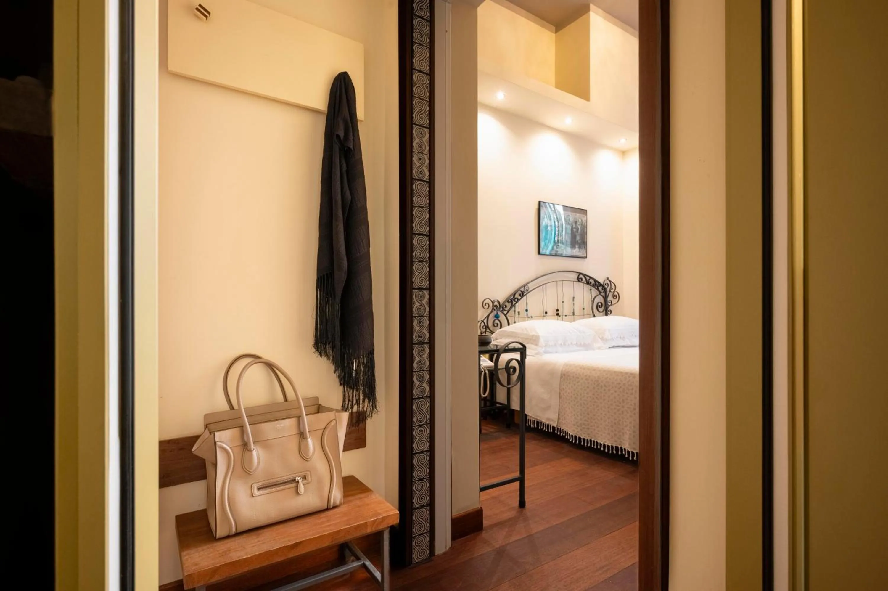 Bedroom, Bed in Palm Gallery Hotel