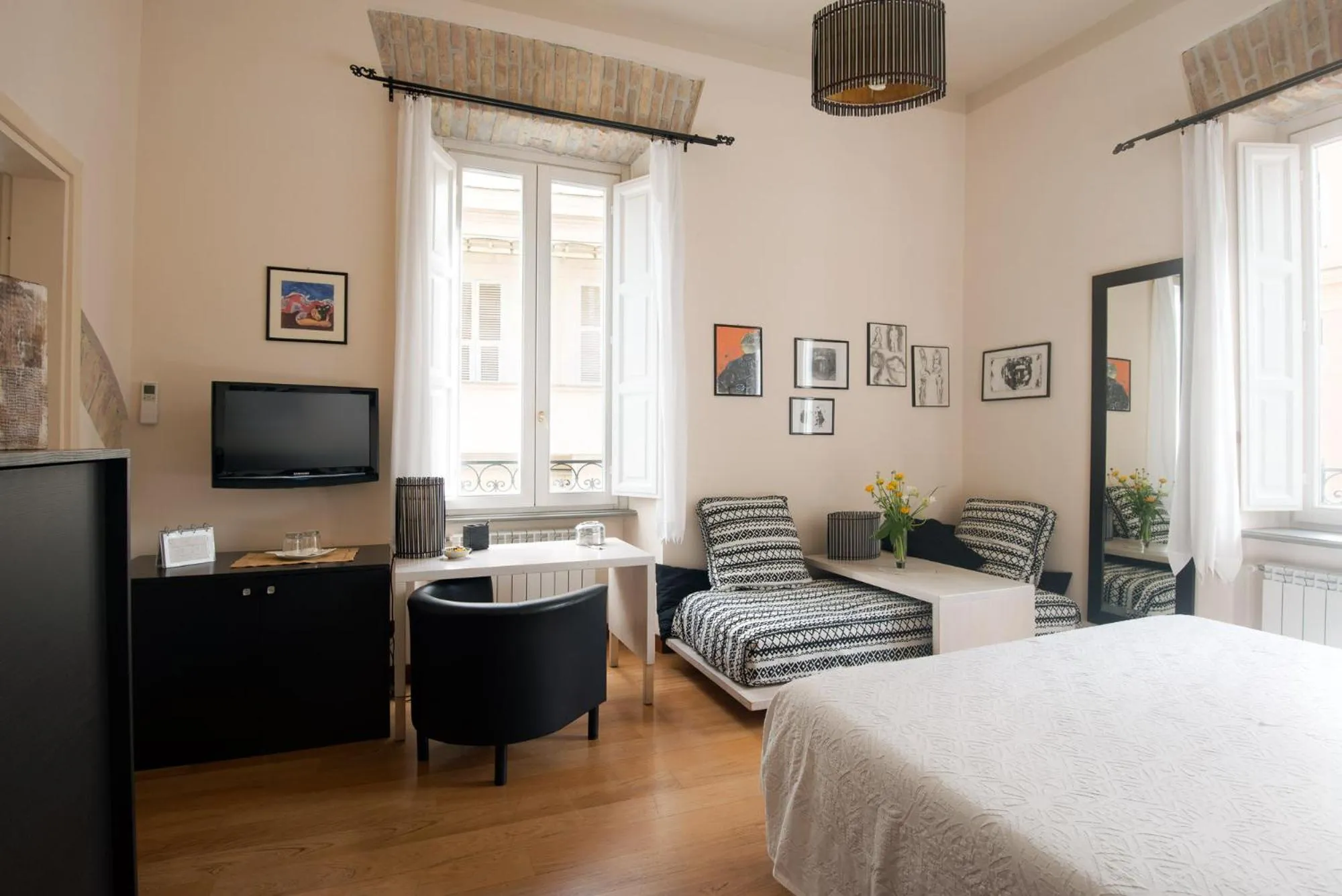 Photo of the whole room, Bed in Palm Gallery Hotel