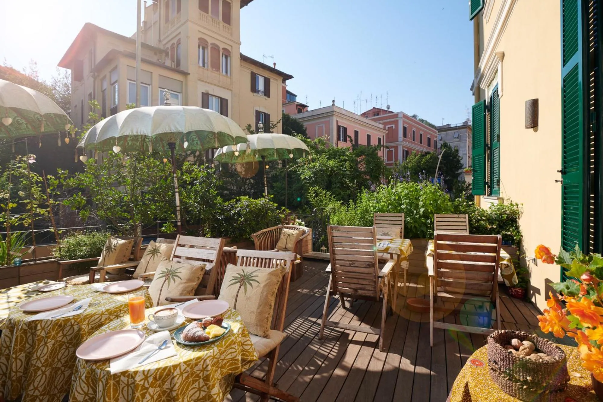 Restaurant/places to eat in Palm Gallery Hotel