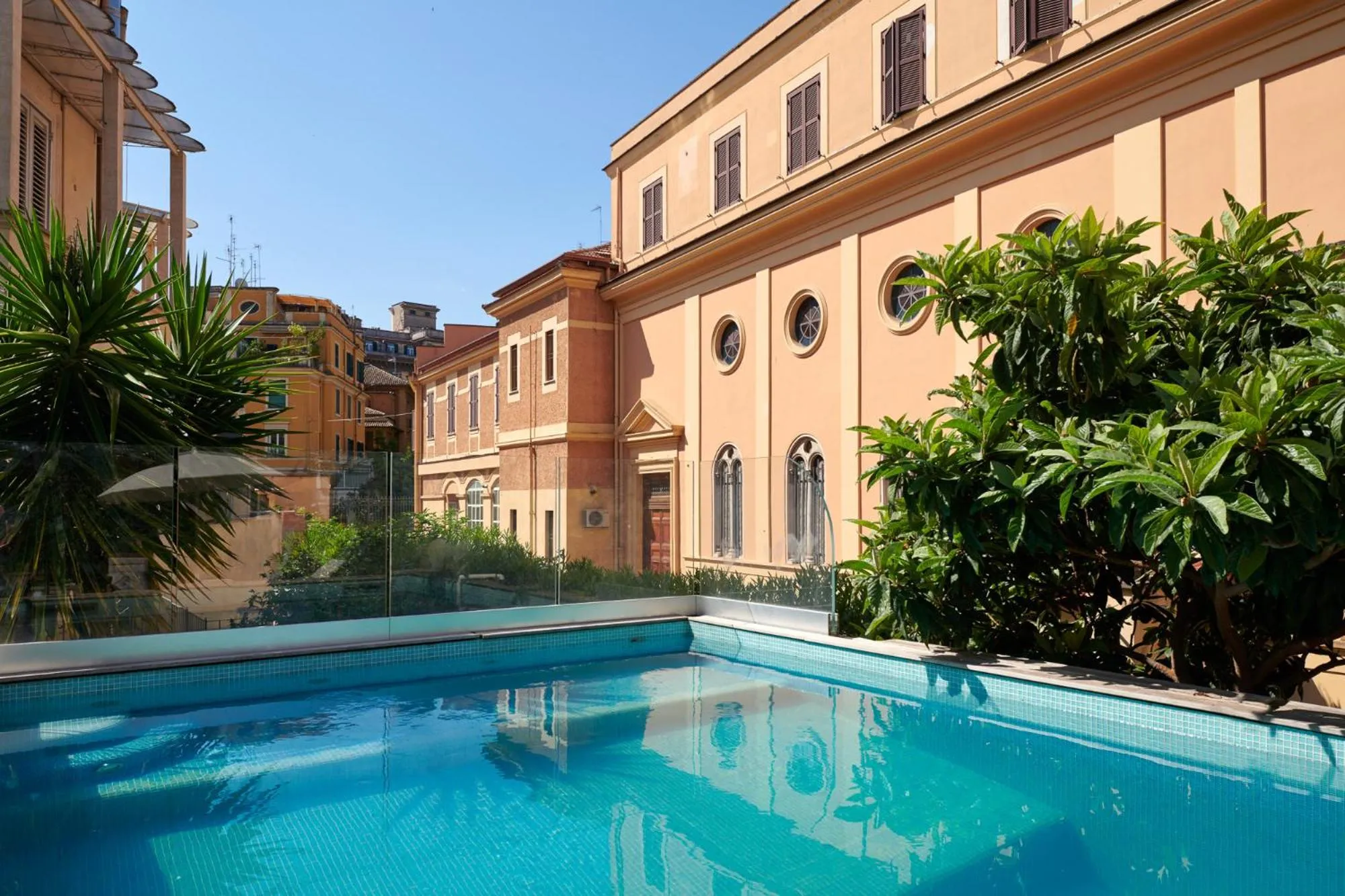 Swimming pool in Palm Gallery Hotel