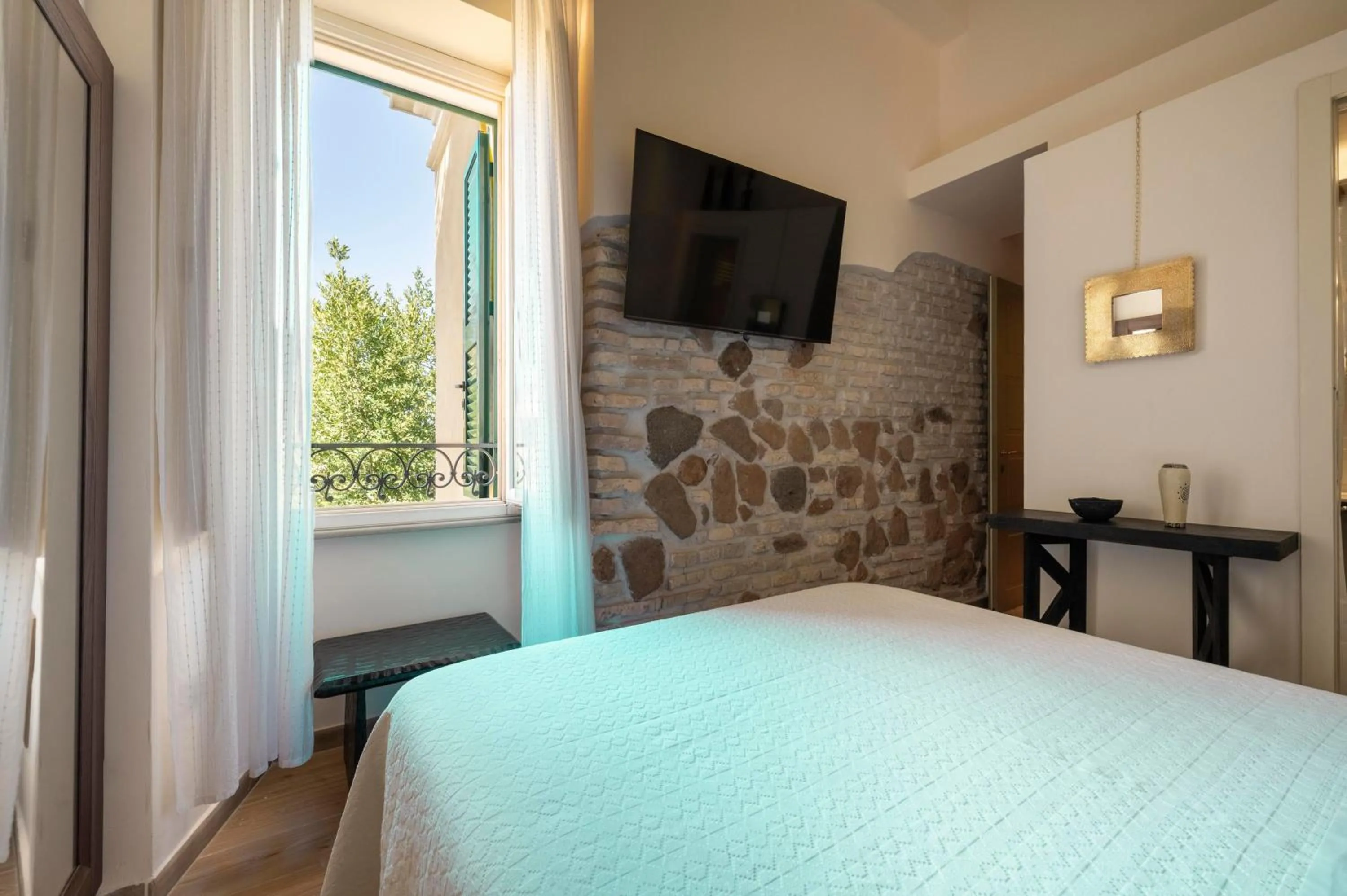 TV and multimedia, Bed in Palm Gallery Hotel