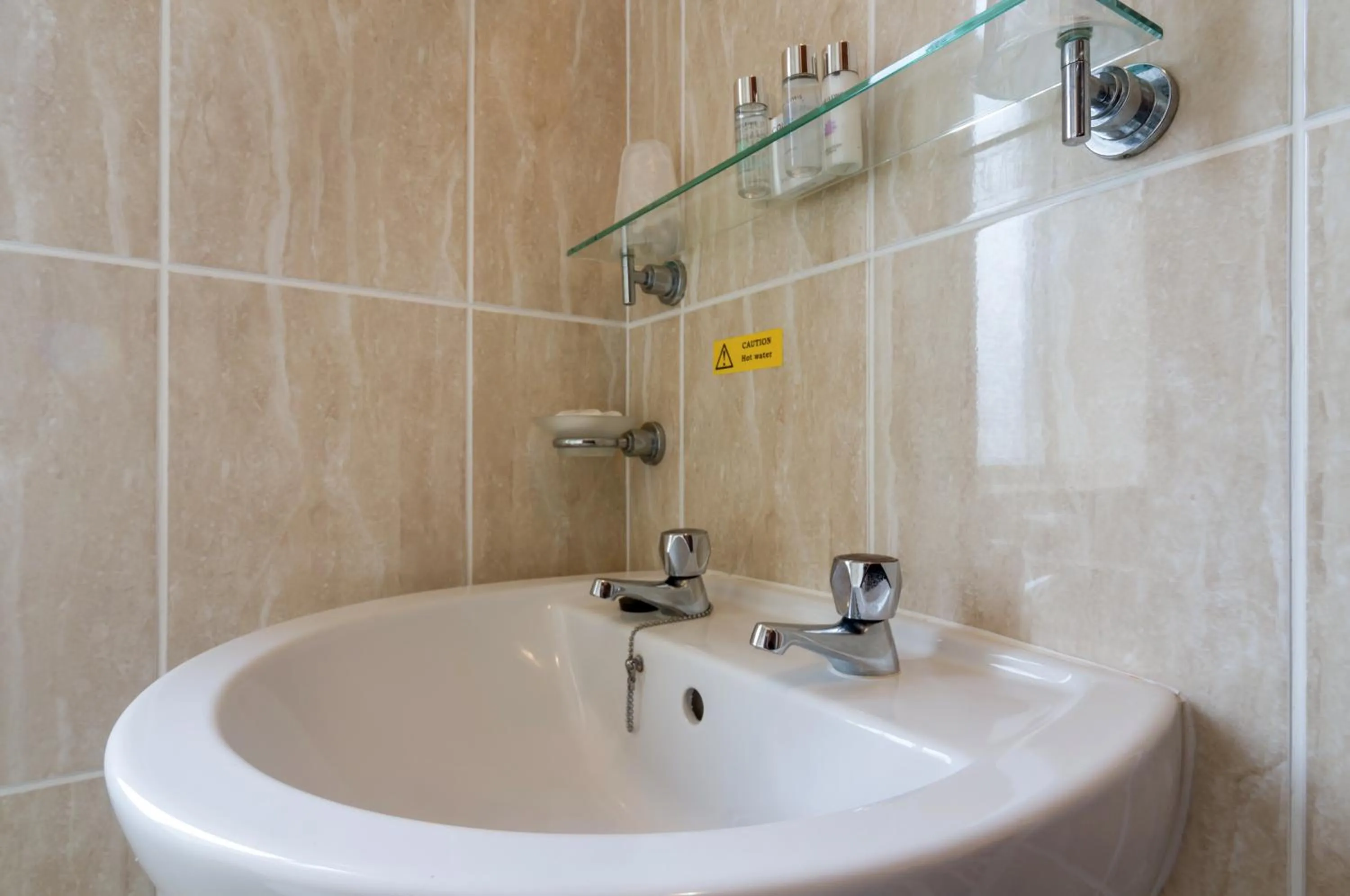 Bathroom in Stoneleigh Hotel
