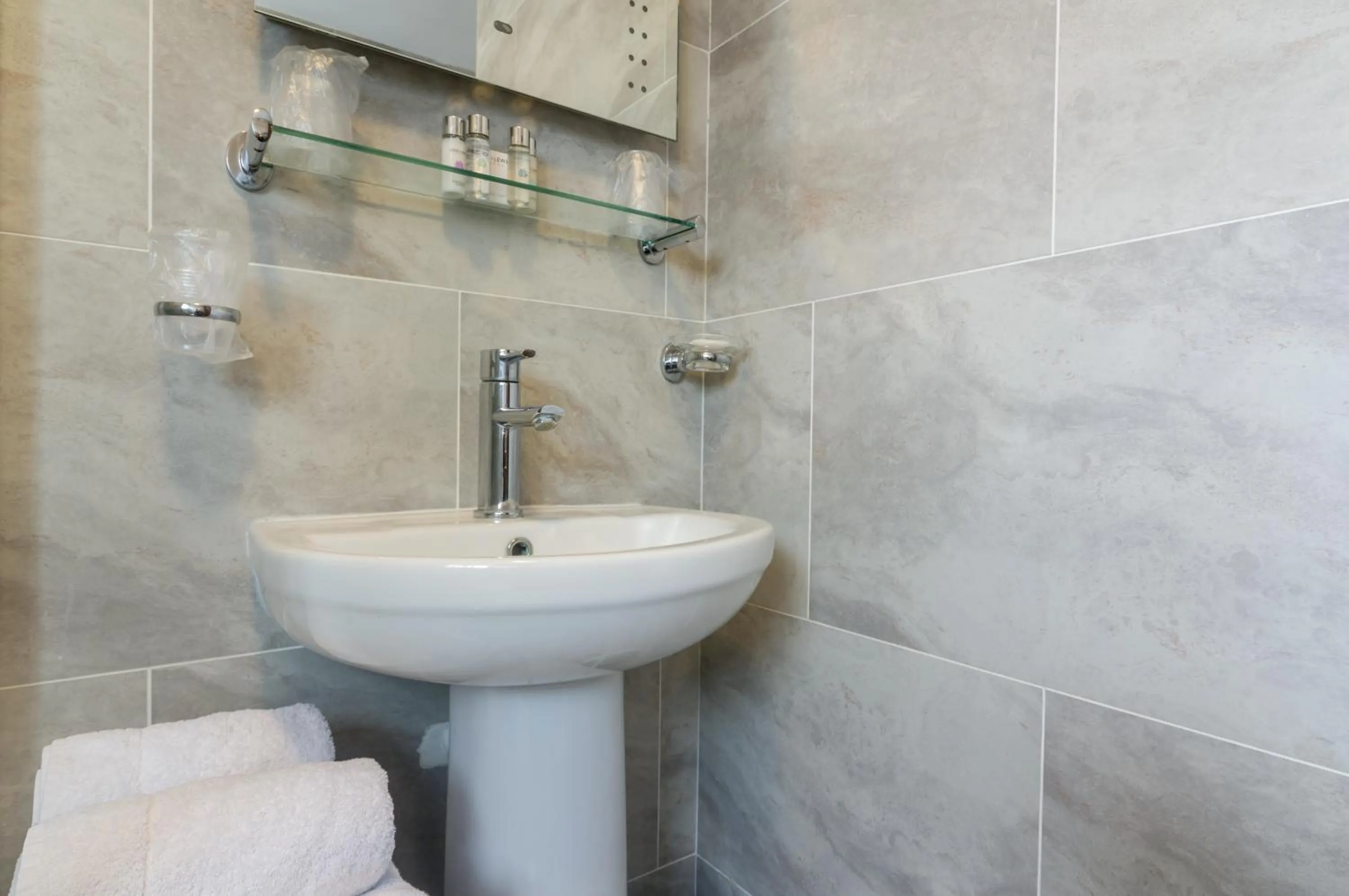 Bathroom in Stoneleigh Hotel