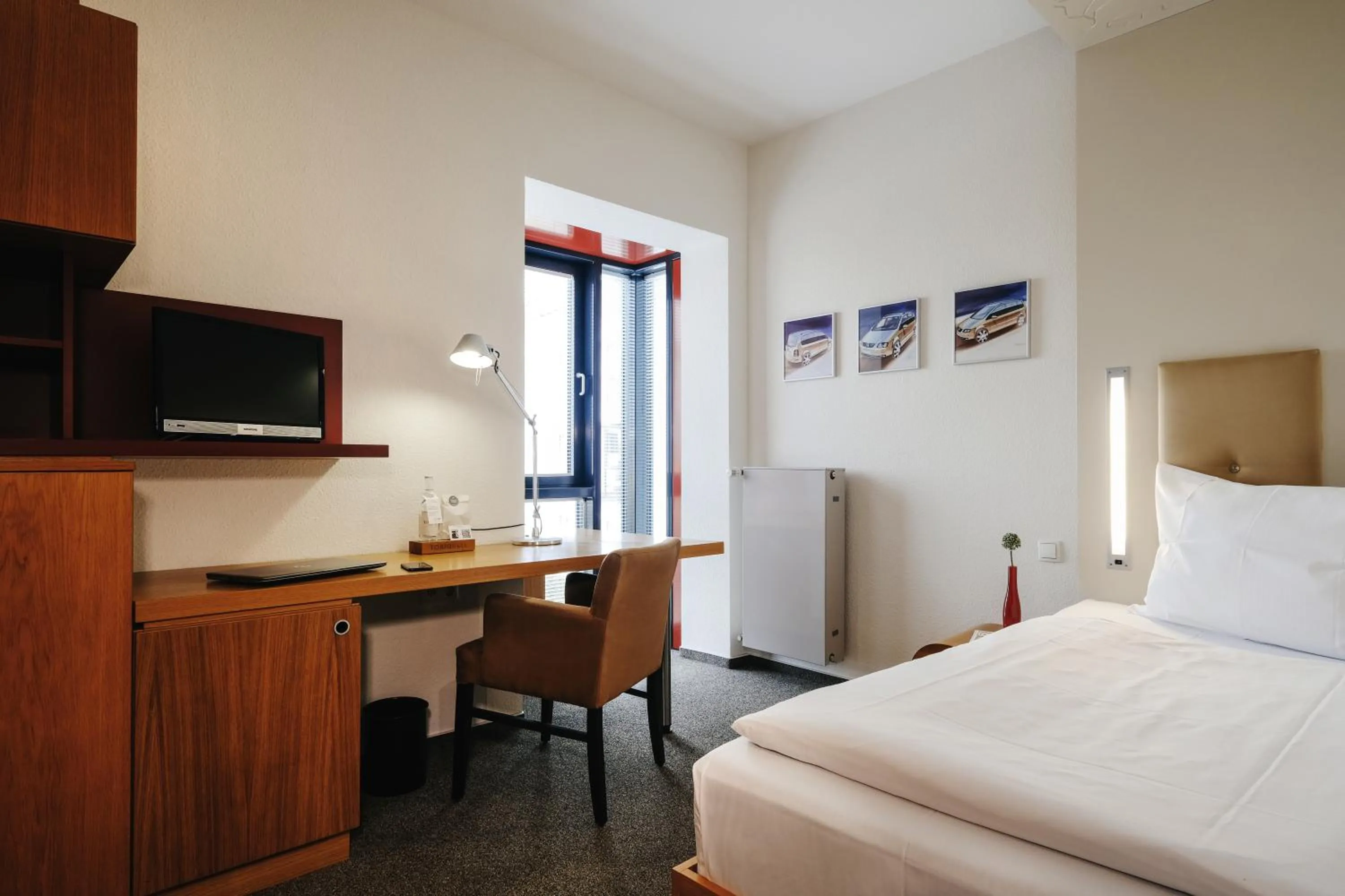 Staff, Bed in Hotel Global Inn